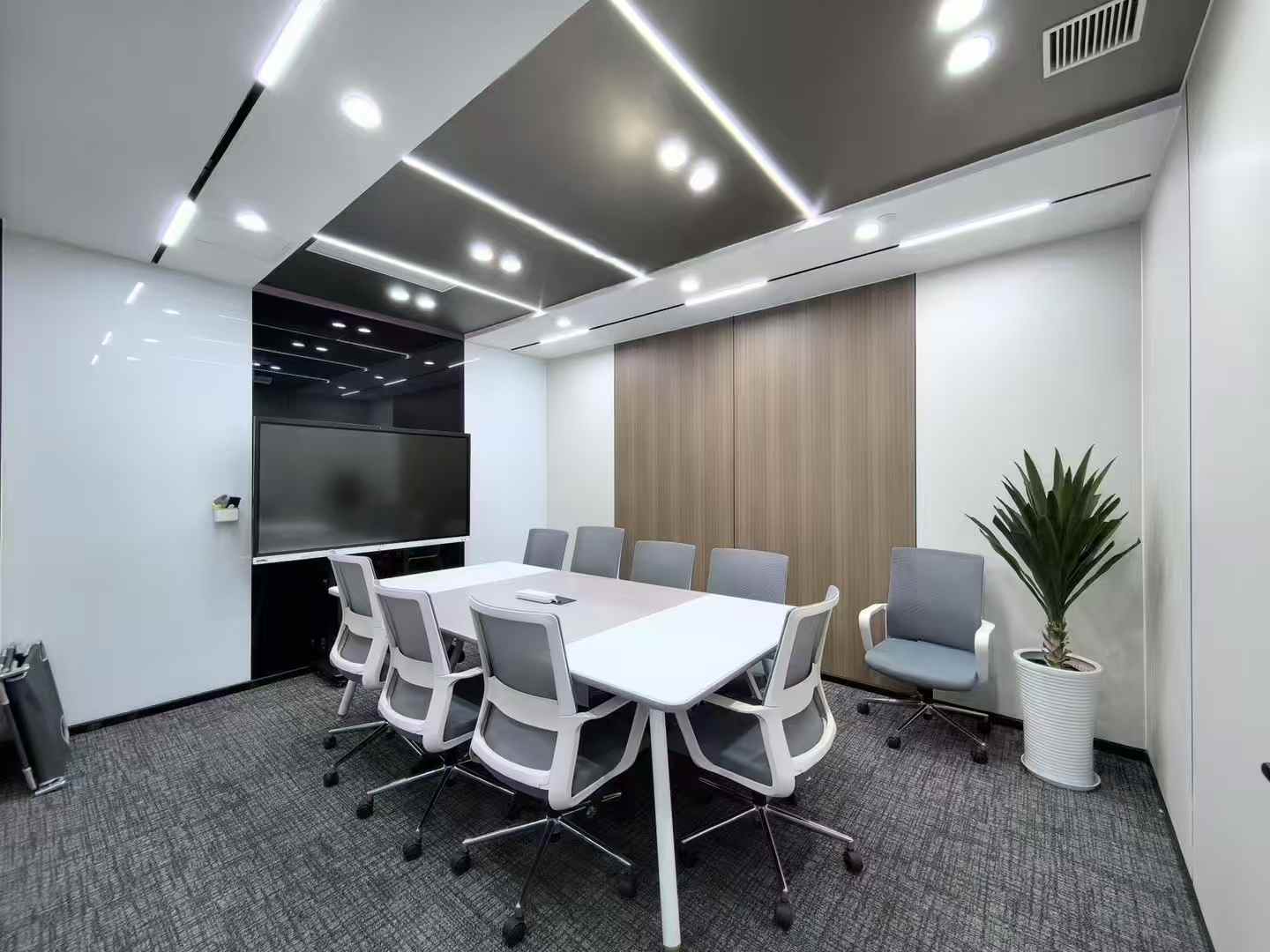 金融城看交子之环户型 316平 4隔间28工位 视野绝佳 双面采光 近地铁 老板间视野安逸 东方希望中心办公室出租