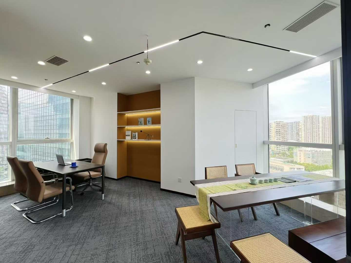 高新区天府三街地铁口 225平 3隔间14工位带独立卫生间 采光面大 24小时空调 希顿国际办公室出租