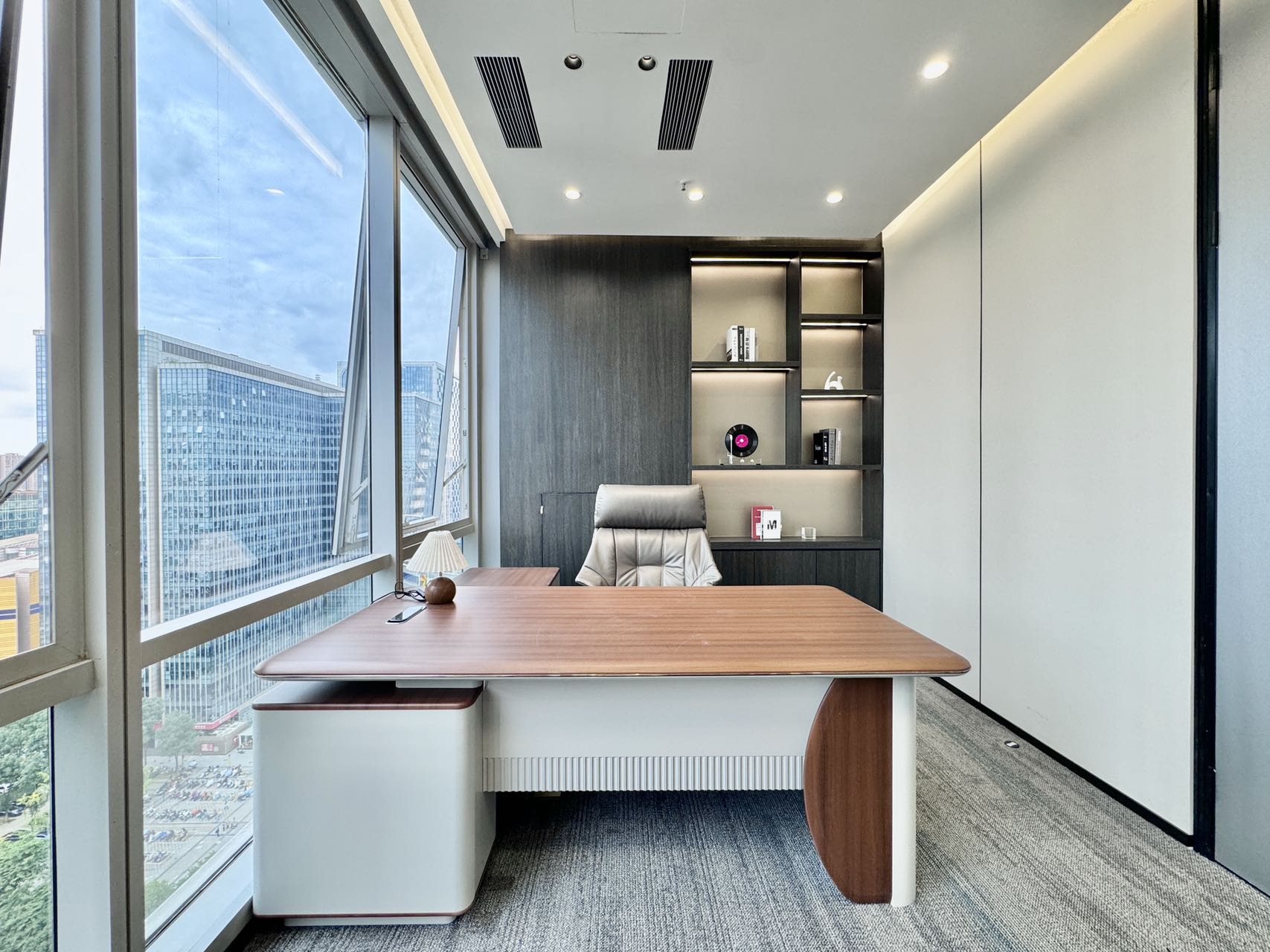 1号线高新地铁几百米 精致小户型 3隔间16工位 精装带家具 落地窗玻璃 晶科一号办公室出租