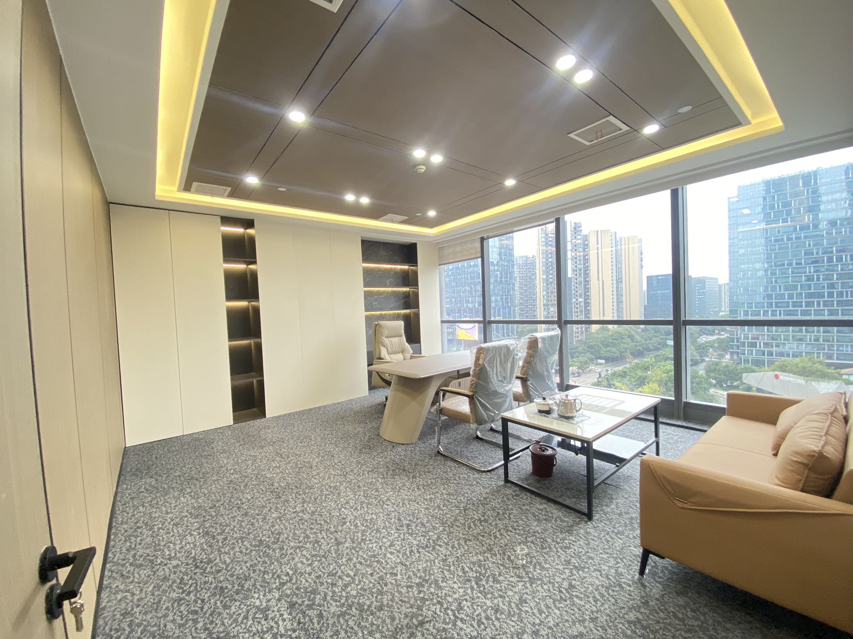 金融城甲级电梯口大户型 全新装修 538平方 8隔间45工位+1仓库 精装带家具 大气前台 东方希望中心办公室出租