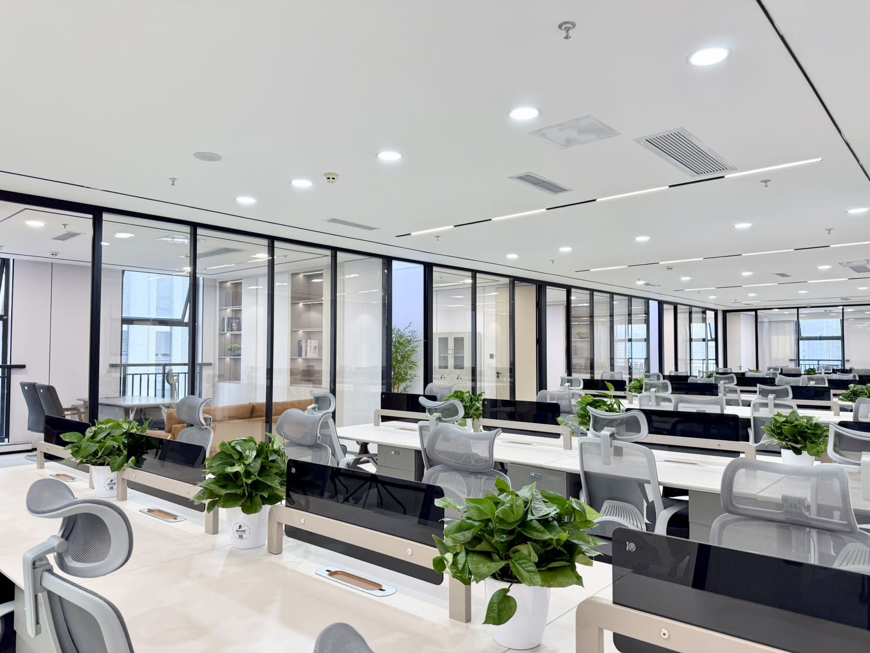 6号线金石路 三色路紧邻高新区金融城3期 552平方 8隔间60工位 双面采光 含物业费 中鼎国际办公室出租