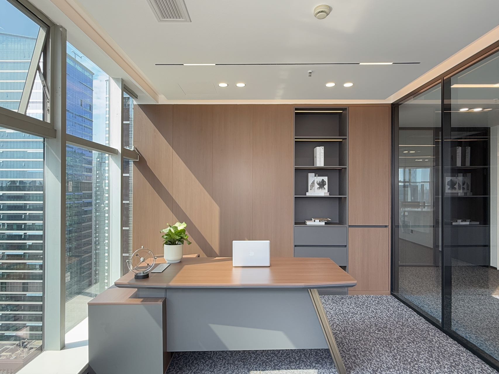 天府三街甲写精装电梯口好房 4隔间20工位 西南双面采光  视野和采光都非常巴适 香年广场办公室出租