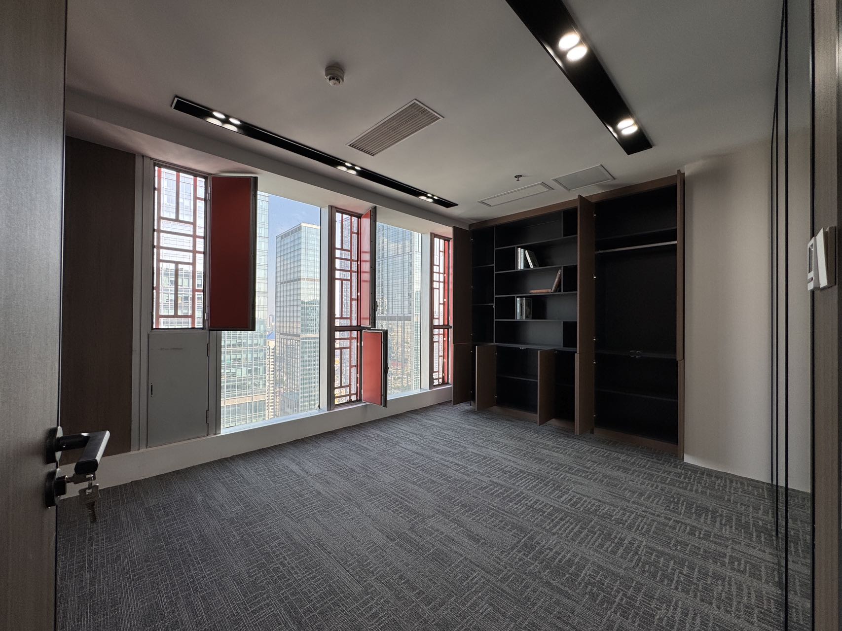 市中心春熙路地铁口 繁华地段 226平 4隔间24工位 带共享会议室 精装带家具 银石广场办公室出租