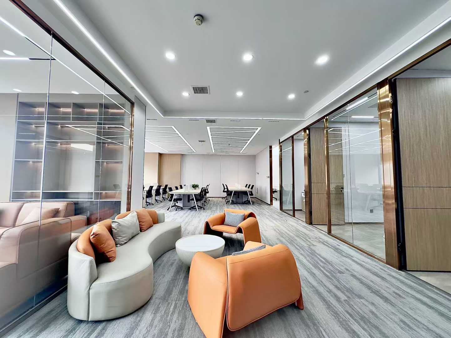 高新地铁双地铁口 产权236平方 6隔间30工位 利用率巨高 大落地窗 采光视野巴适 晶科一号办公室出租