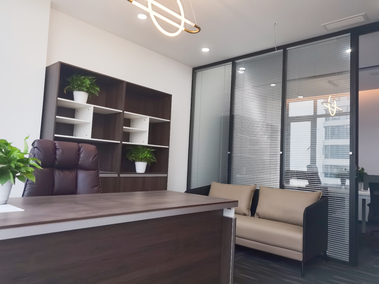 成华区十里店地铁三四百米 85平小面积 2隔间8工位 带形象墙 带家具 龙光世纪办公室出租