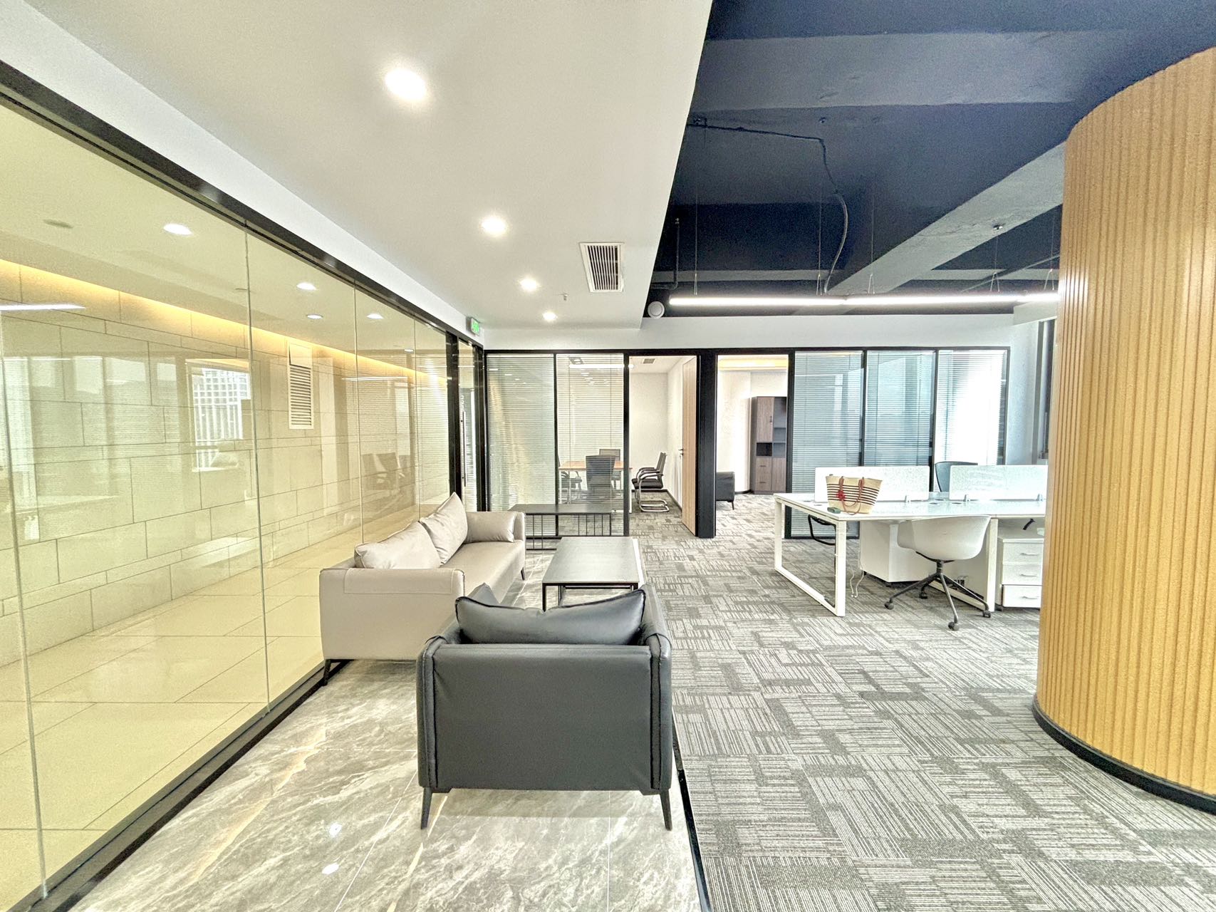 5号线大源版块地铁几百米 按套出租含物业 3隔间16工位带休息区 24小时空调 复城国际办公室出租