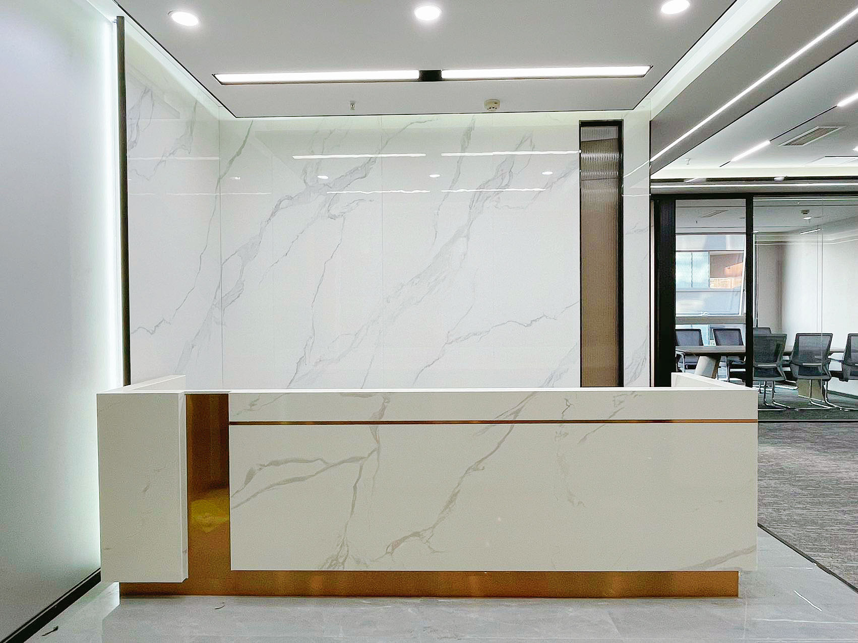 金融城优质电梯口小面积 按套出租 3隔间12工位带前台 含物业费 24小时空调 誉峰国际办公室出租