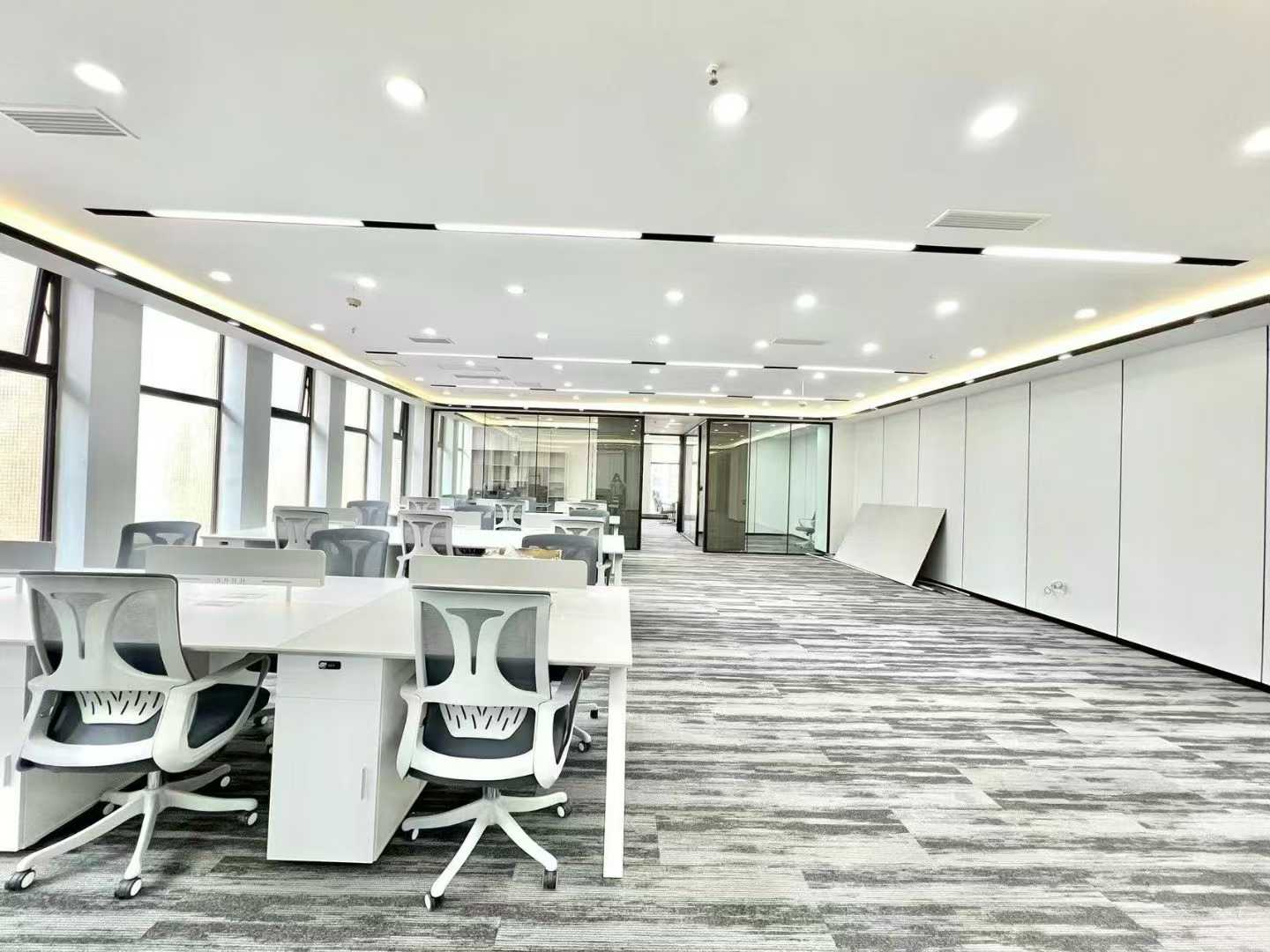 天府三街地铁口 按套出租 5隔间30工位 双面采光 超大老板间 朝南 24小时空调 新希望国际A座办公室出租