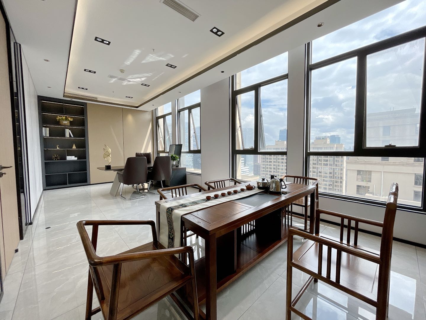 无国界高区500平办公室 双采光视野超好  全墙板高品质家具，明亮大气