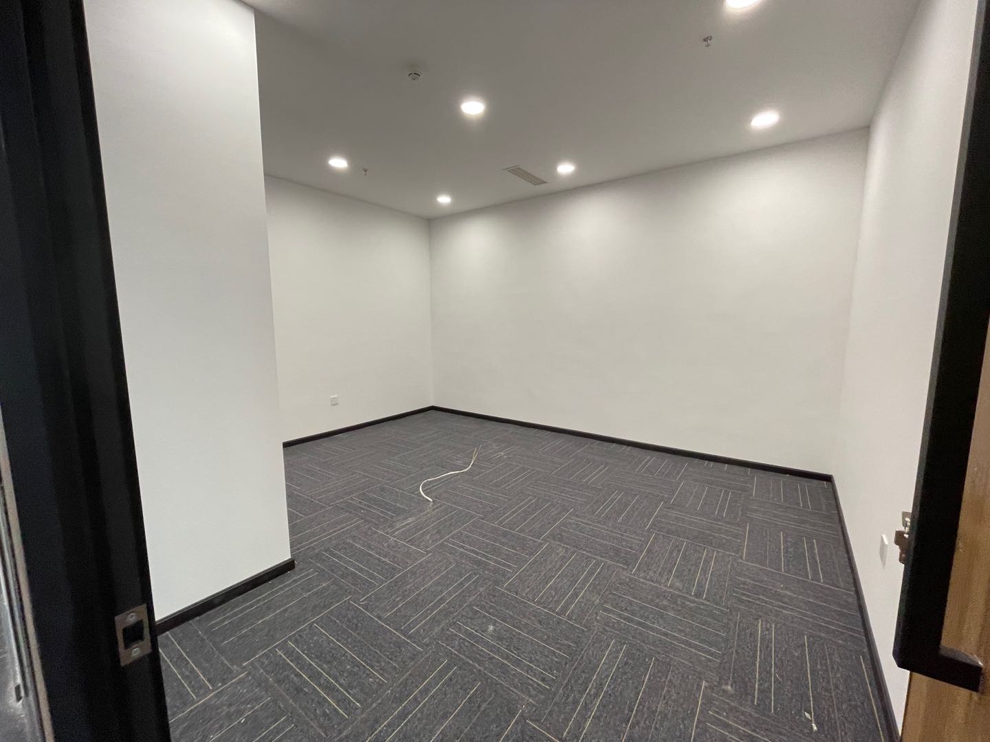 广都地铁口创意中心5隔间64工位艺术精装带家具户型方正房东直租