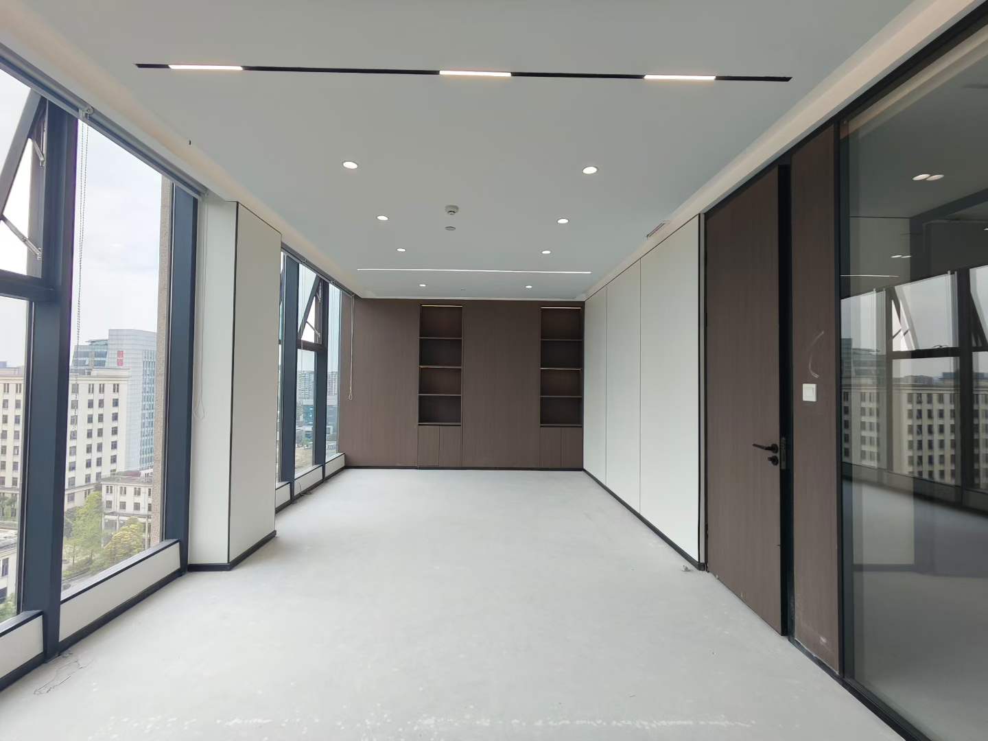 西门金牛区2号线金周路地铁三四百米 7隔间+32工位 大落地窗 大老板间 通透采光好 精装带家具 电梯口 安格斯创汇中心办公室出租