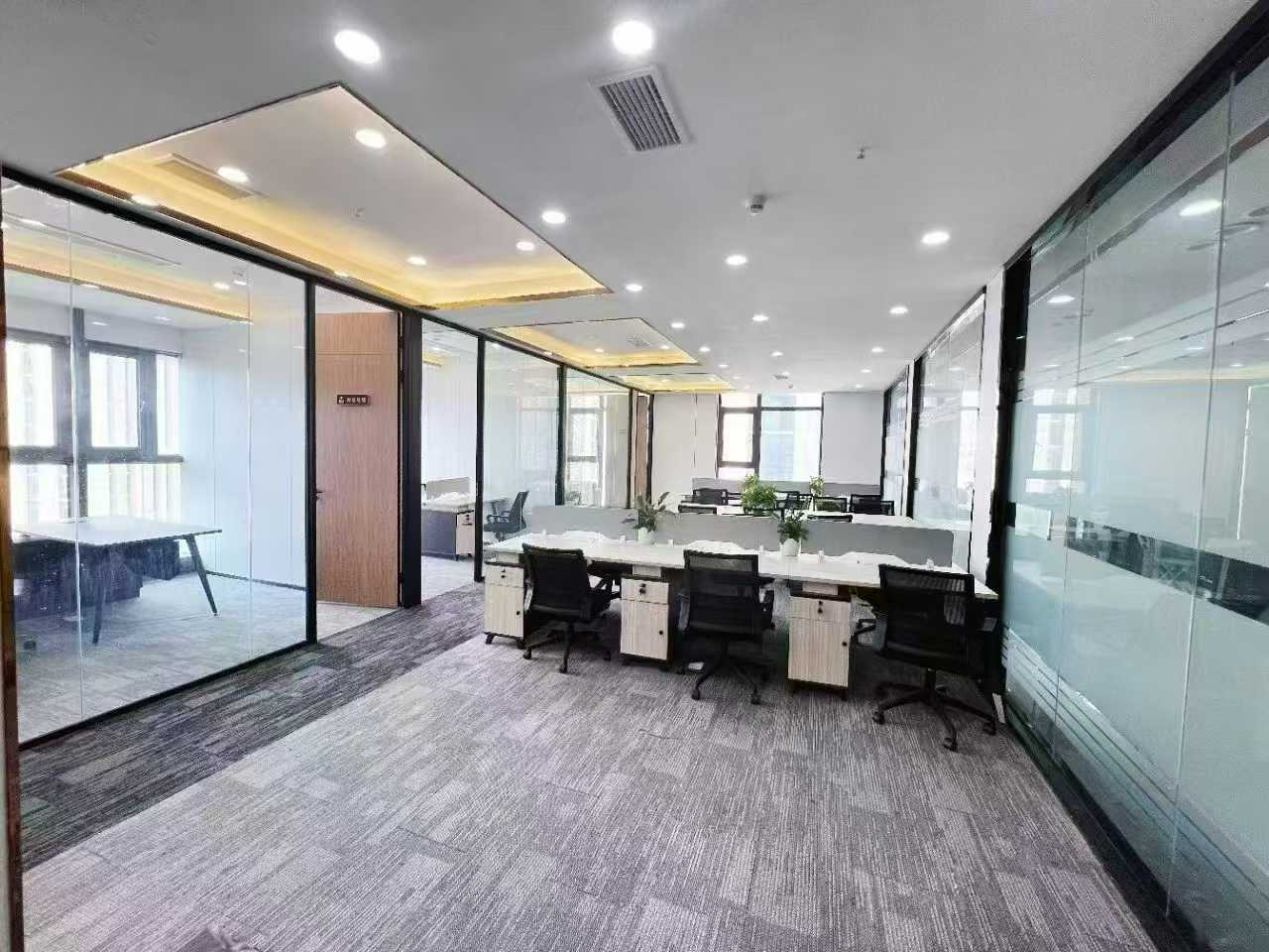 成华区东三环外侧一点 8号线龙潭寺地铁口 服务面积240平 4隔间18工位 24小时空调 博汇大厦办公室出租