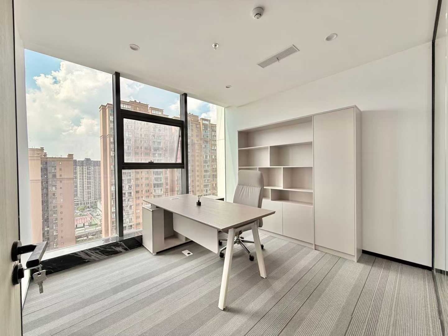 高新区6号线张家寺地铁口 高区朝南视野无遮挡 3隔间11工位 带家具 电梯口 香榭国际办公室出租