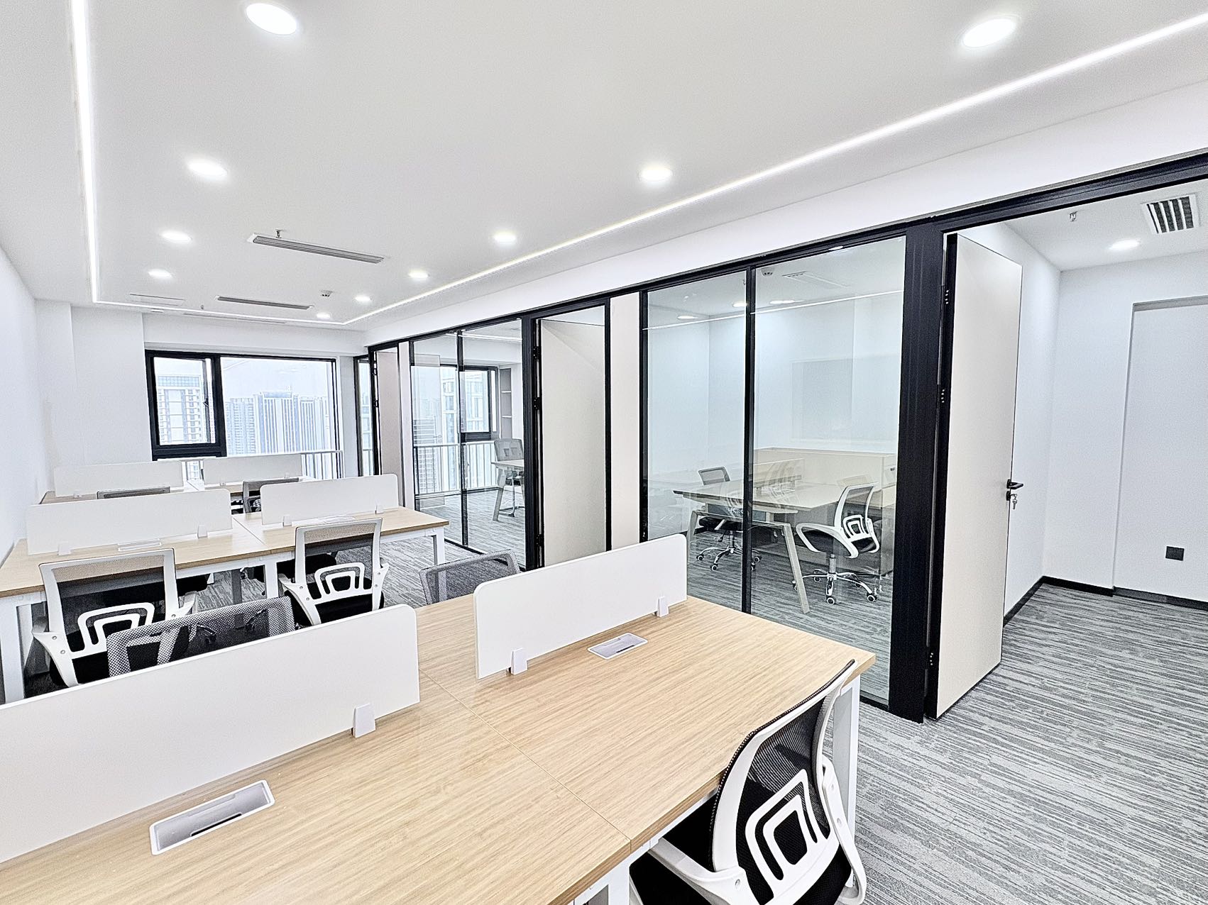 金牛区紧邻荷花池 双地铁口 165平 3隔间12工位 户型方正 大小面积均有 含家具 迈里中心办公室出租