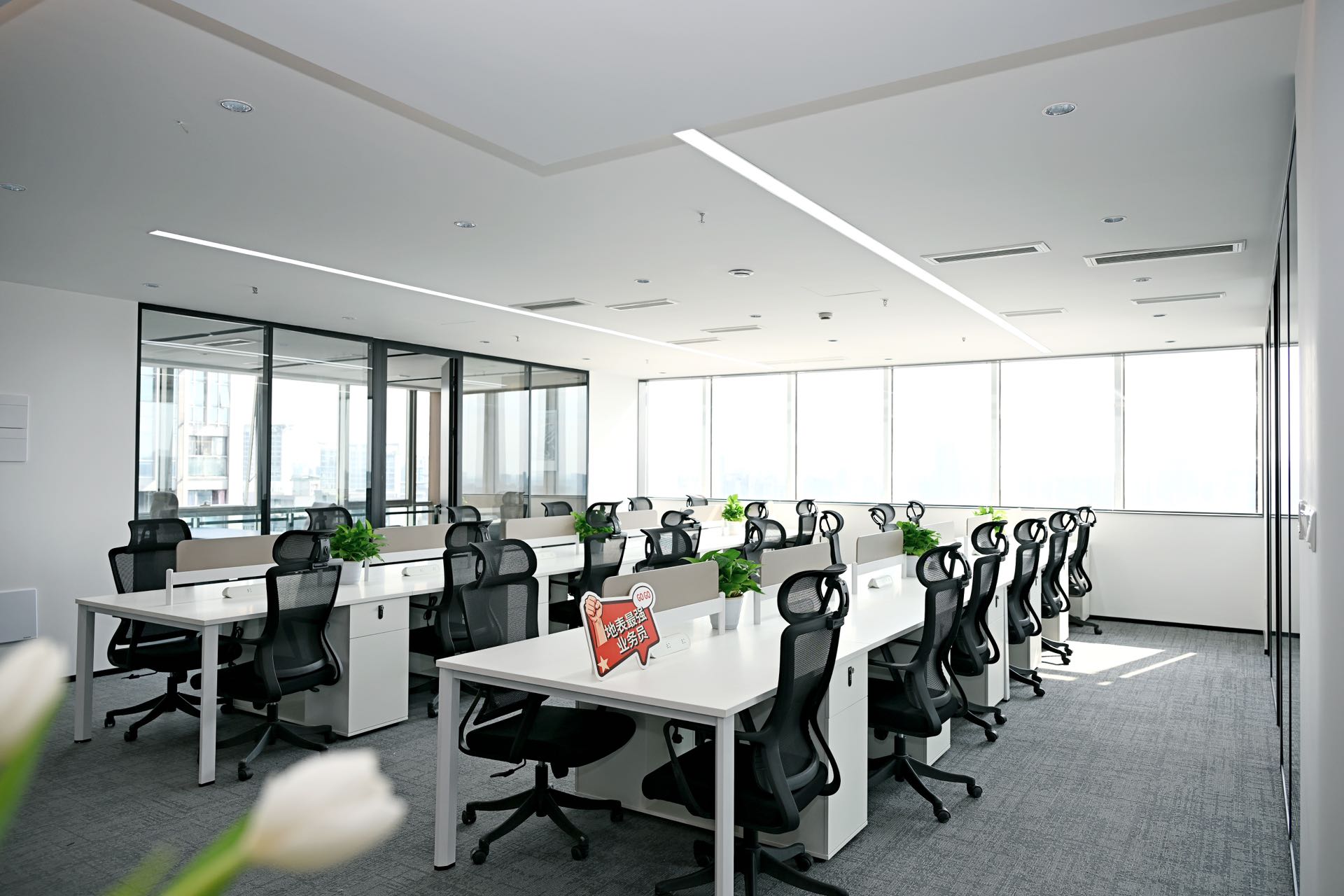 2号线牛市口几百米 整层打造 高区三面采光 按套4隔间24工位 大门头大老板间 摩根中心办公室出租