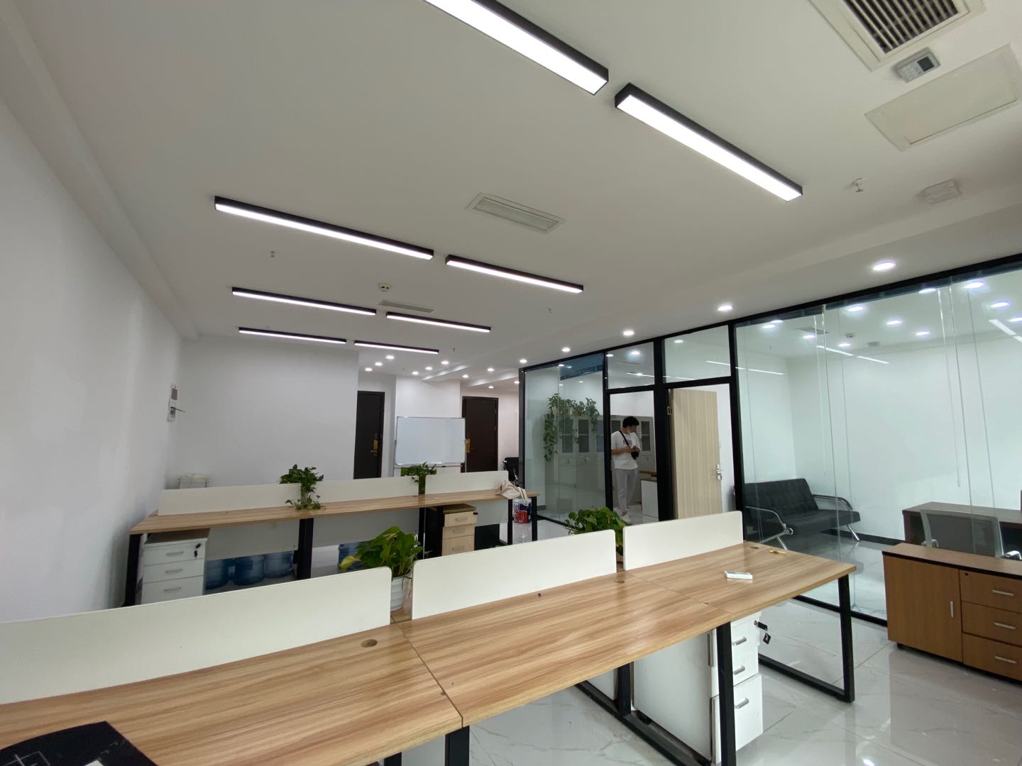 雄川金融中心现代精装带家具 2隔间20工位 160平 地铁口