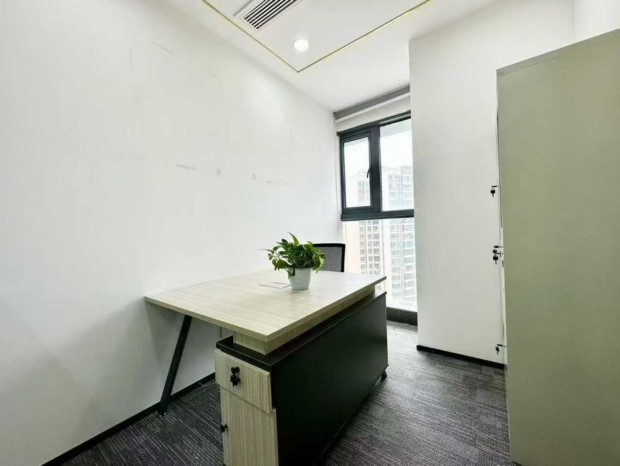 龙潭寺地铁口24小时空调精装现房 服务面积202平 3隔间12工位 双面采光 楼下交通配套齐全 博汇大厦办公室出租