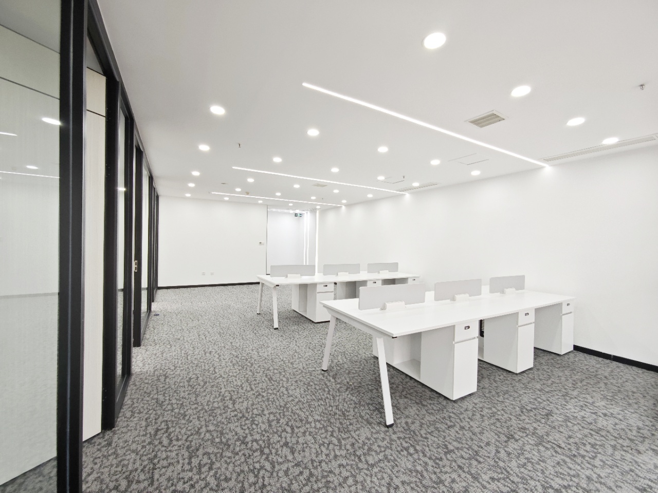 孵化园特价房出租 3隔间24工位 服务面积165平 双面采光 含家具 空调到晚8 德商国际办公室出租