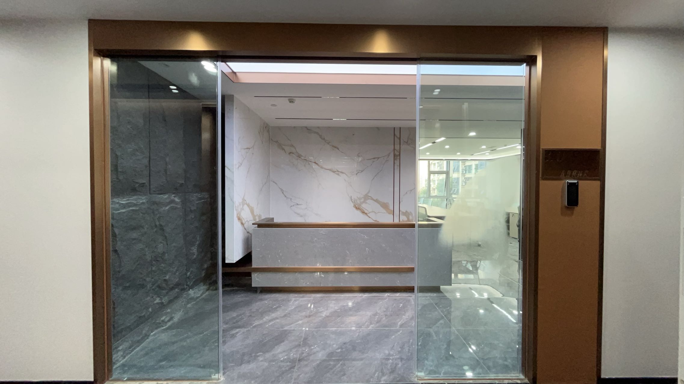 孵化园地铁口+电梯口户型 263平方 3隔间30工位 精装带家具 24小时恒温空调 嘉润国金中心办公室出租