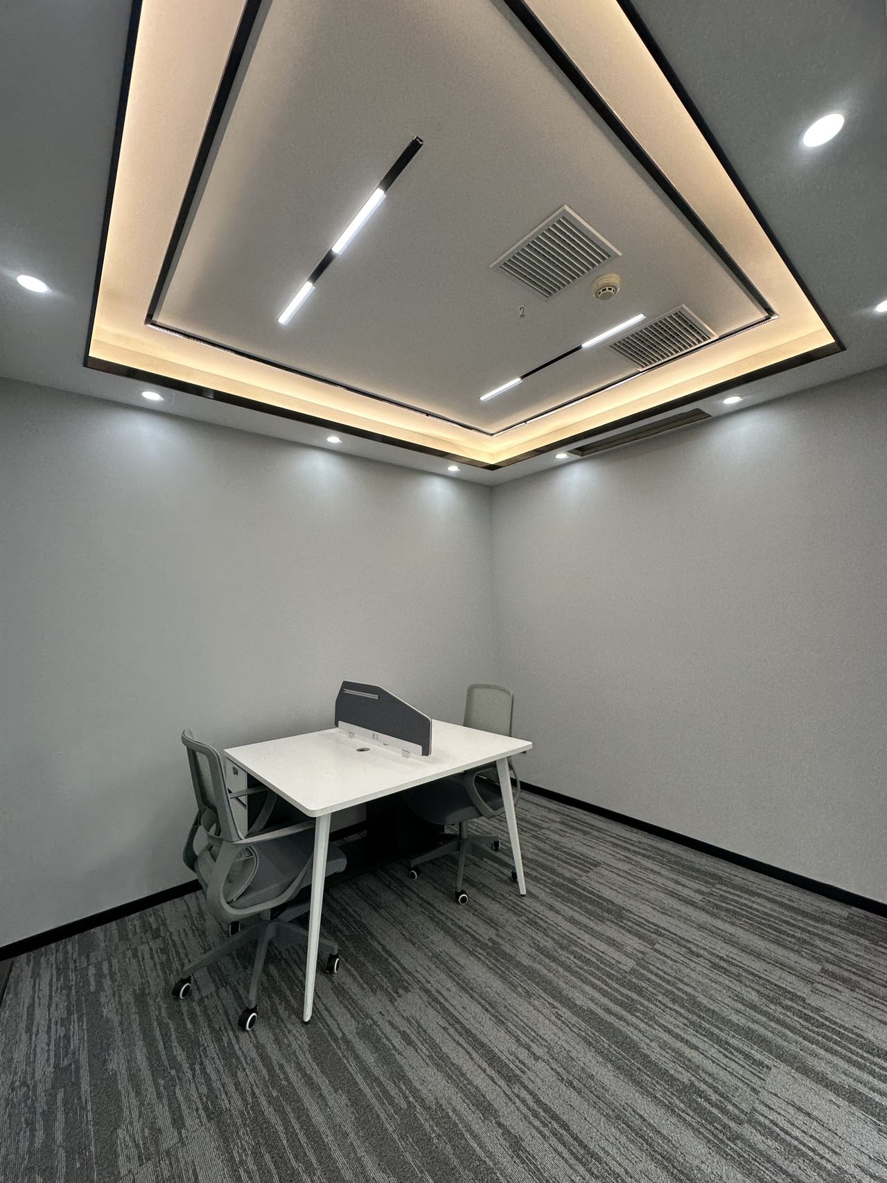 建设北路甲级写字楼 按套出租 3隔间12工位 户型方正 电梯口 精装带家具 拎包入住钻石广场 成都成华区写字楼出租