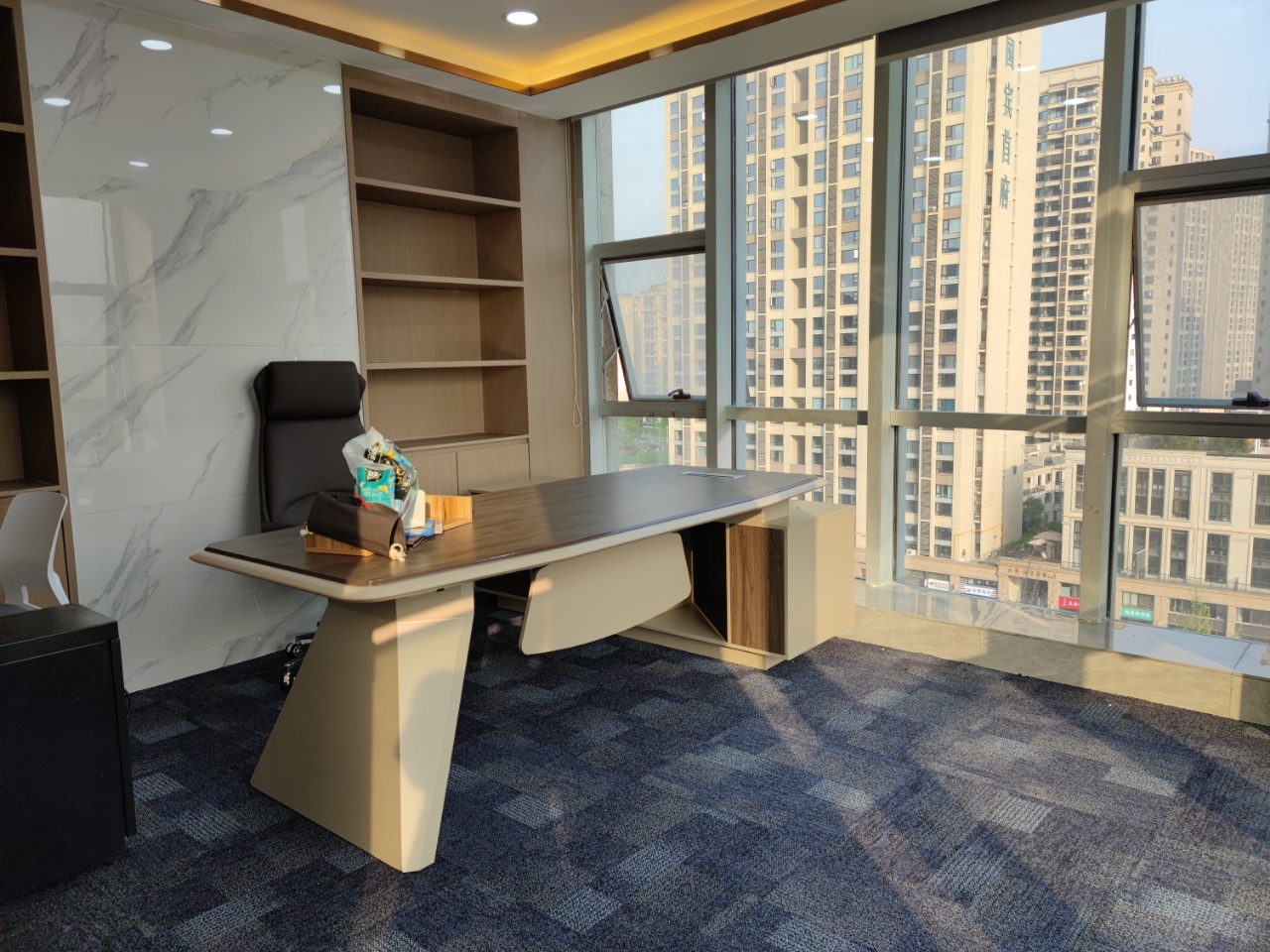 金牛区安格斯峰汇中心精装89平小面积办公室 户型方正 带共享会议室