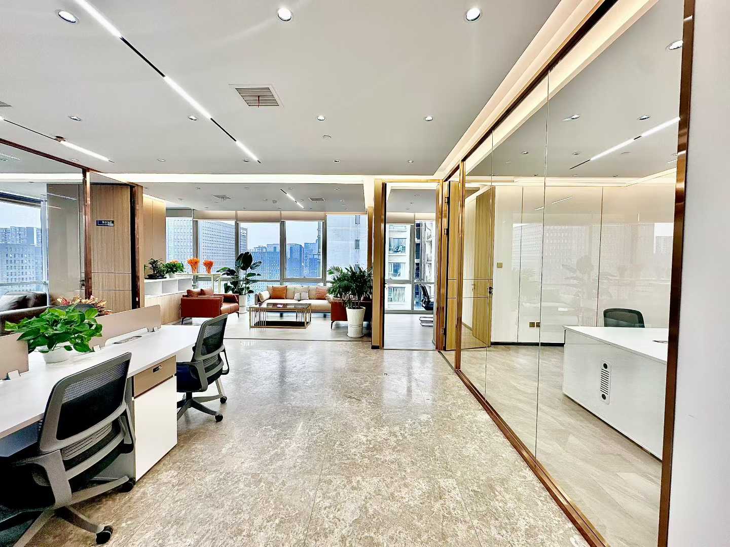 高新区近高新地铁 核心位置 163平方 3隔间16工位 大老板间 双面采光 视野巴适 带家具 晶科一号办公室出租