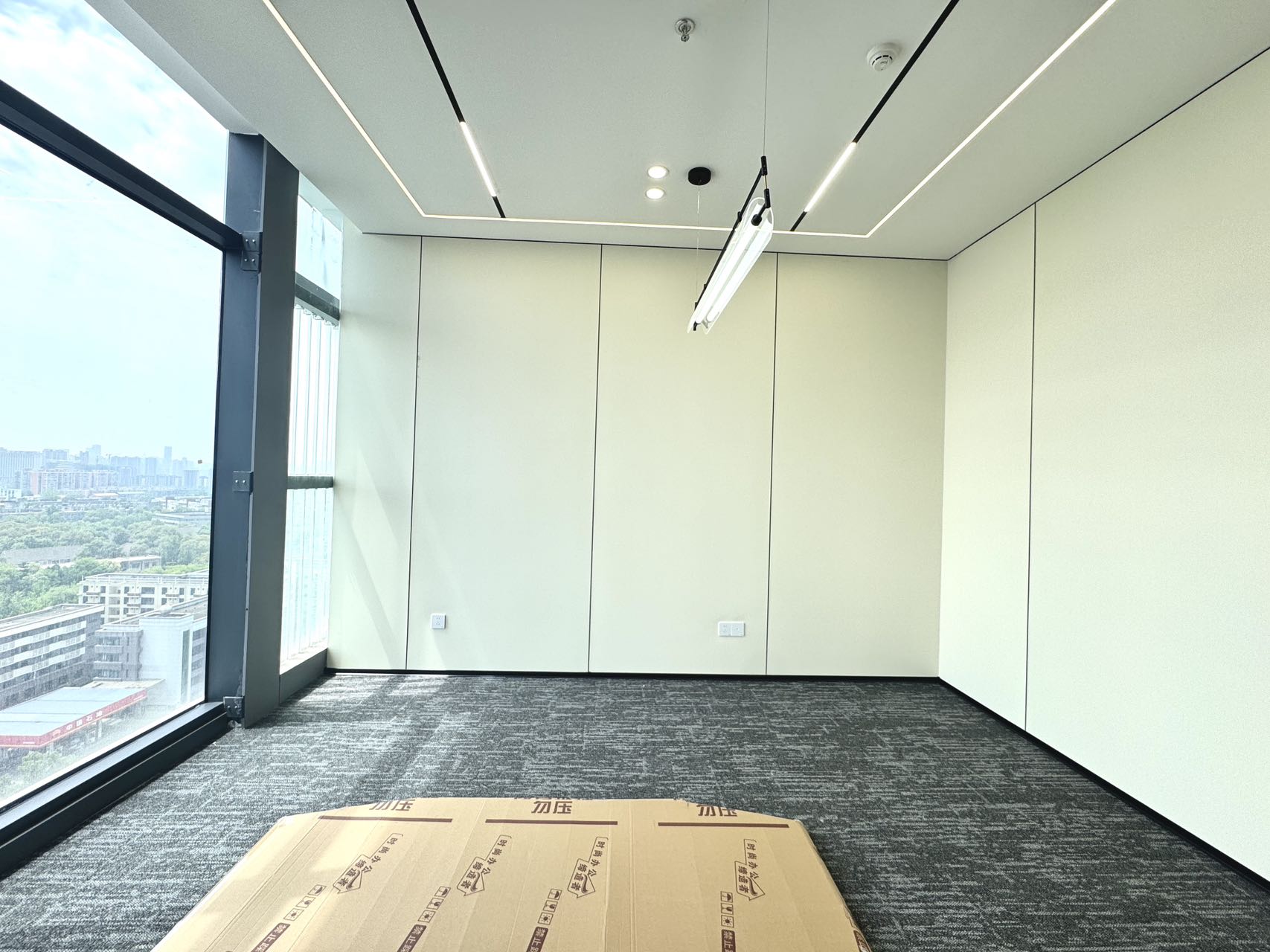 东三环内十里店地铁口 甲级品质楼盘 138平方 3隔间12工位 无加时费 带共享配套龙腾广场办公室出租