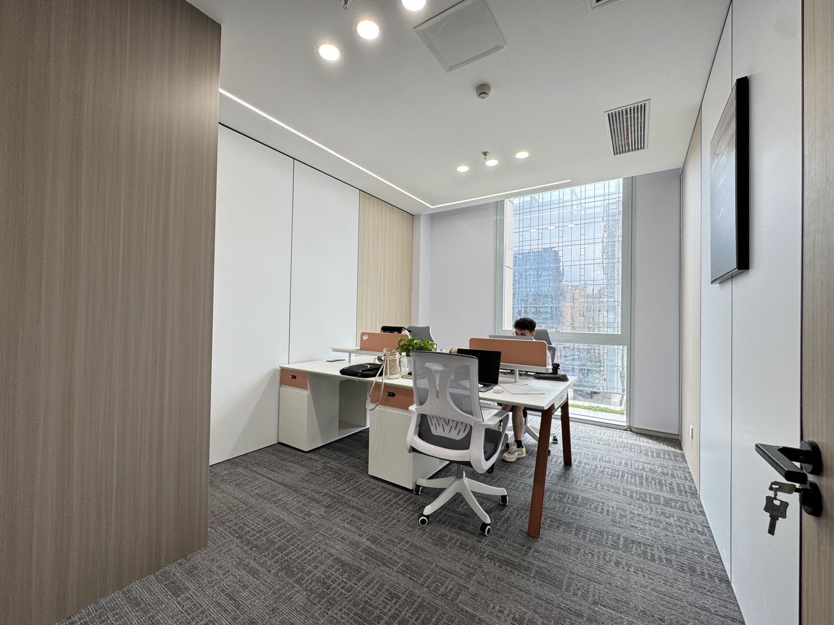 天府五街甲级楼盘 服务面积398平 4隔间48工位 双面采光 24小时空调 精装带家具 紫光芯云办公室出租