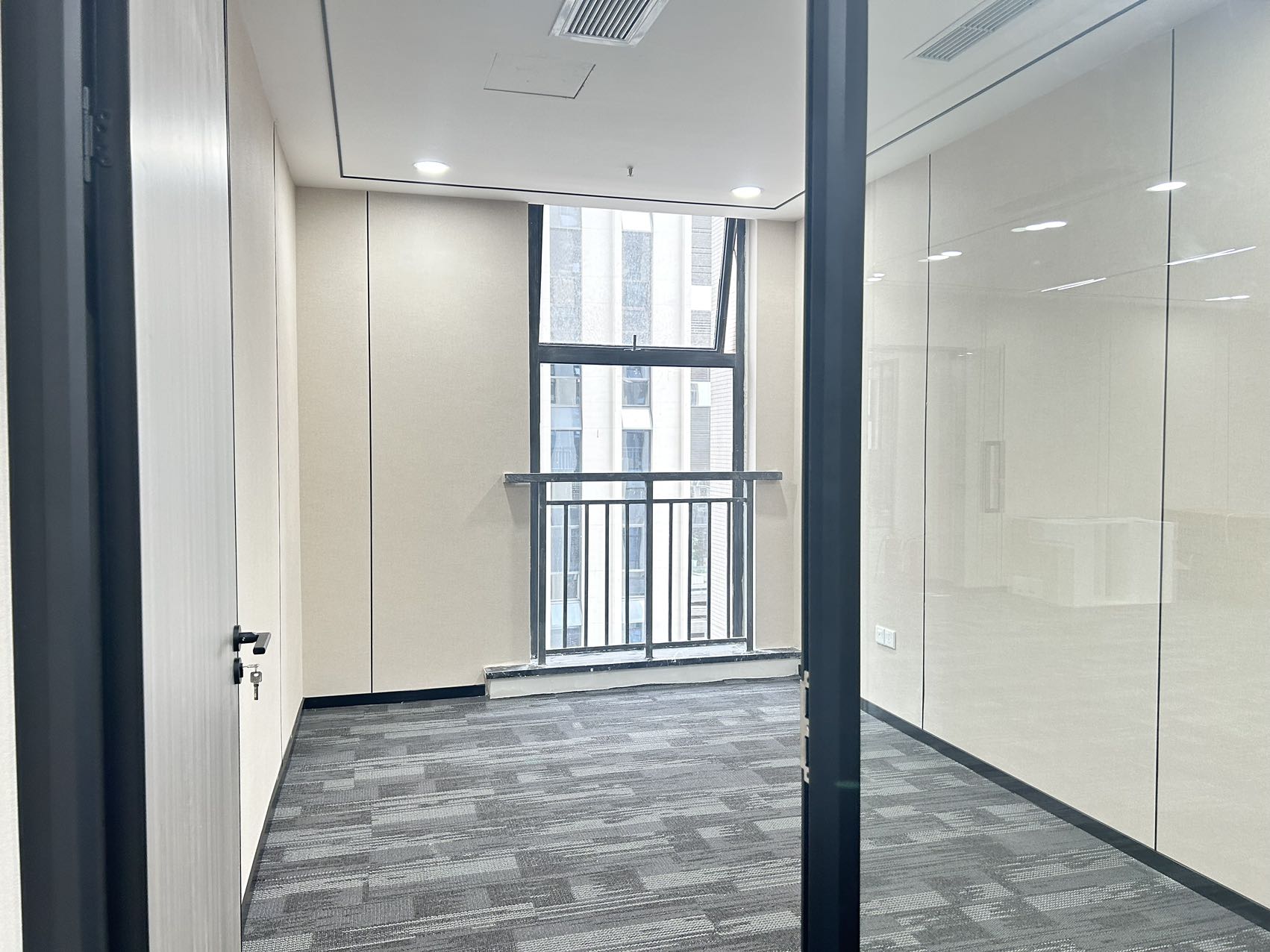 锦江区金石路地铁口 443平方 7隔间48工位 双面采光 无加时费 拎包入住 新希望中鼎国际办公室出租