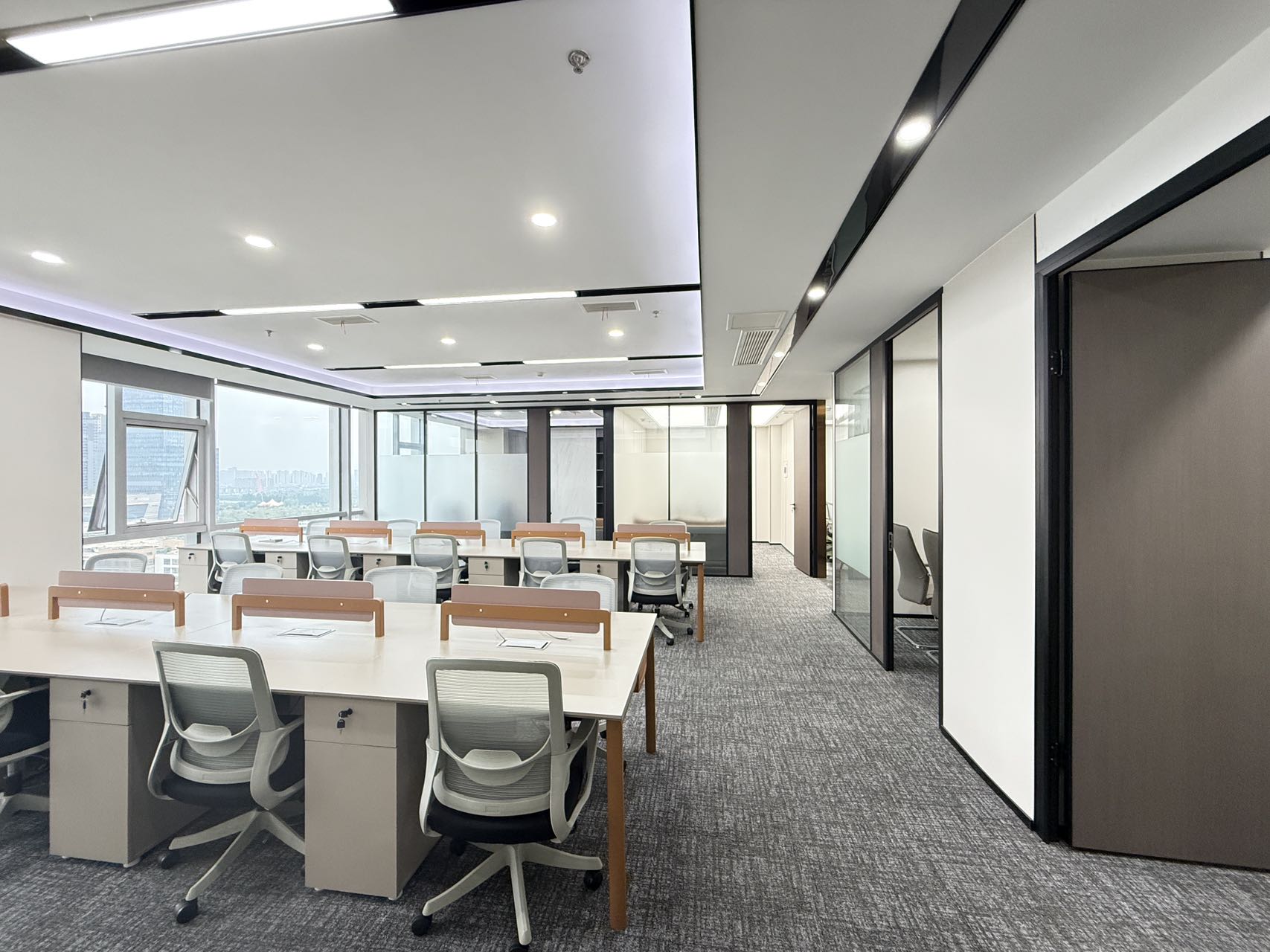 孵化园地铁口 三线交汇 优质房源推荐 208平 4隔间18工位 带会议室 24小时空调 朝东 嘉润国金办公室出租