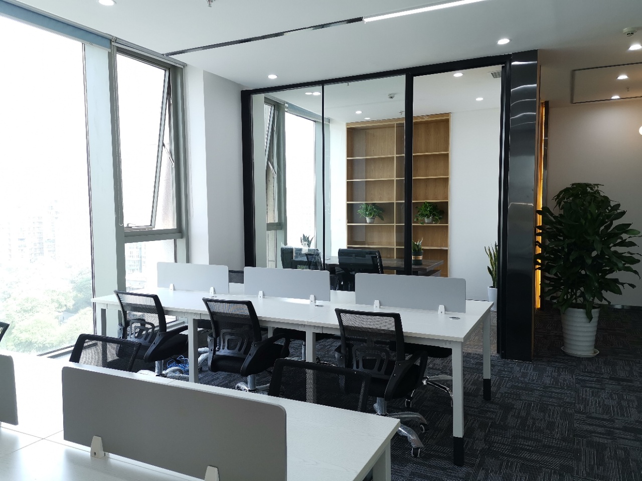 成华区东二环协信中心精装118平办公室 户型方正 精装带家具 采光很好