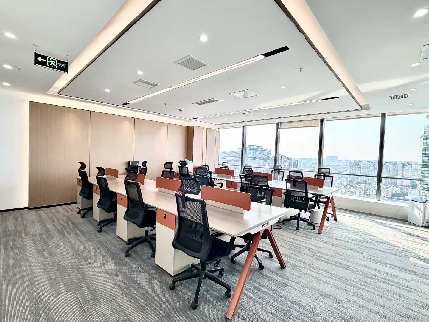 武侯区双地铁站-倪家桥地铁 163平方 4隔间16工位 电梯口户型 高区采光面大 视野巴适 保利中心办公室出租