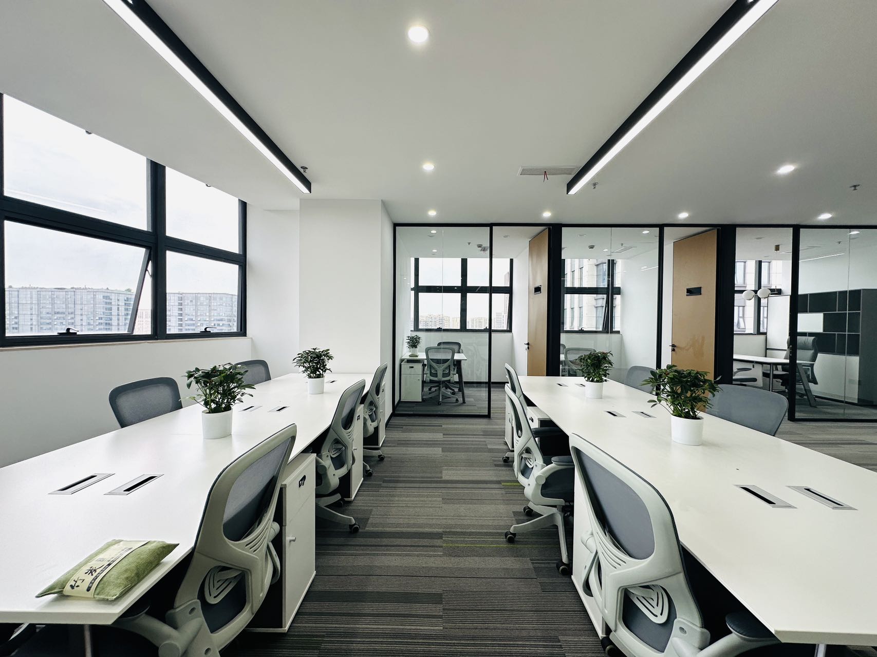 武侯区武青南路地铁四五百米 235平方 5隔间21工位 双面采光 户型反正 神州智慧天地办公室出租