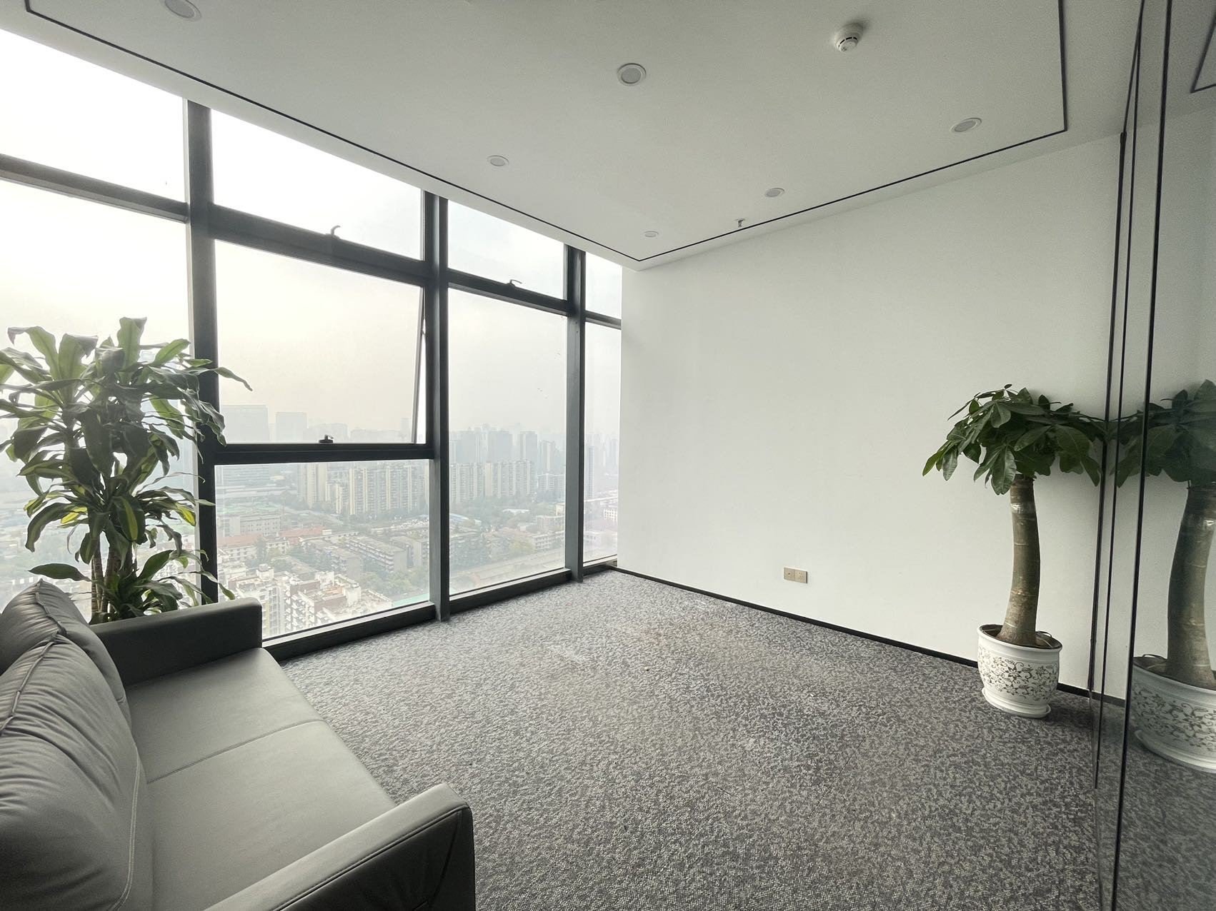 距理工大学一个站 甲级整栋运营写字楼 538平方 7隔间40工位 地铁口 24小时空调 龙腾广场办公室出租