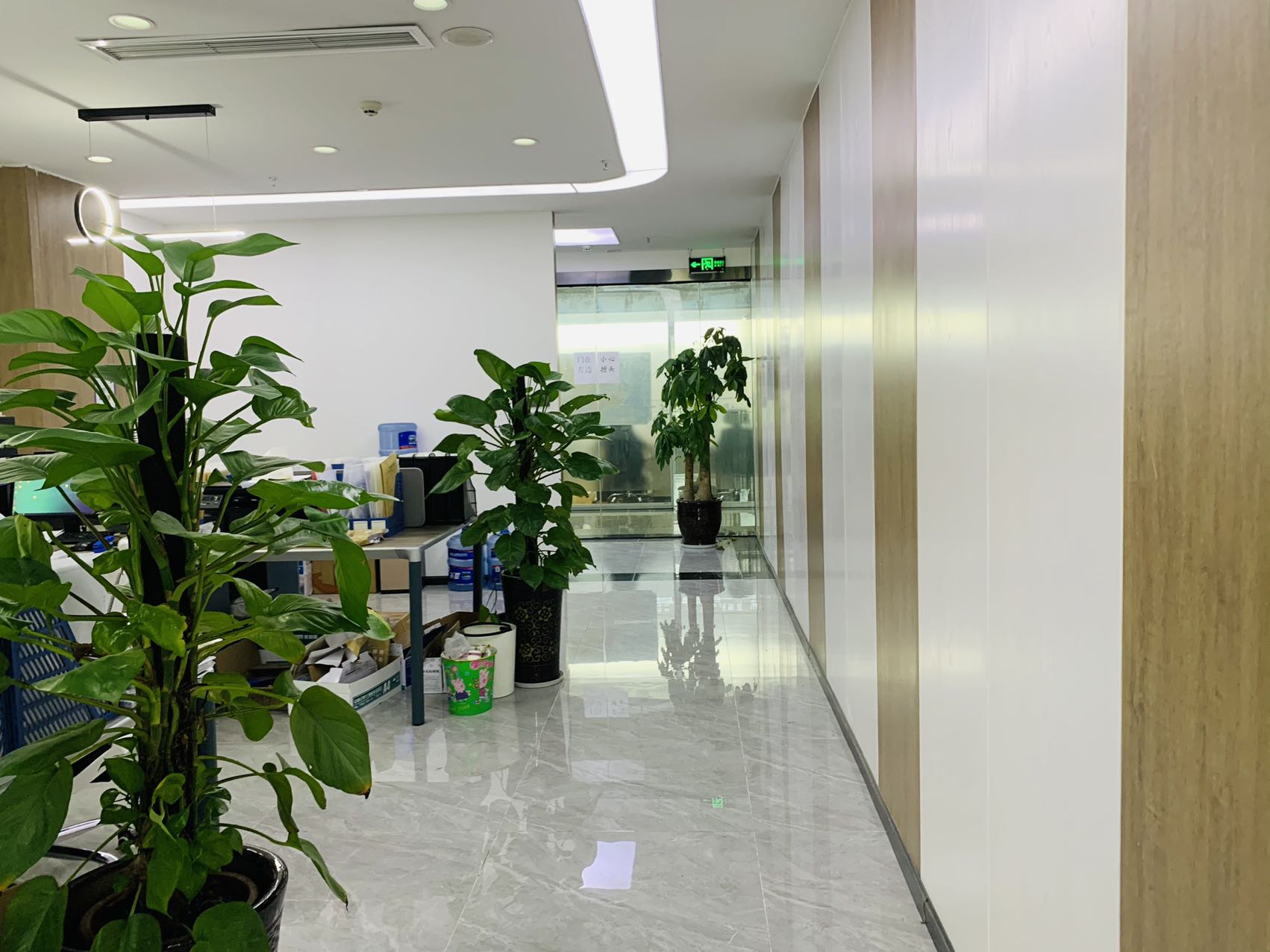 环球中心地铁口创业优质小面积 1隔间8工位 按套含物业费出租 带阳台 环球中心办公室出租