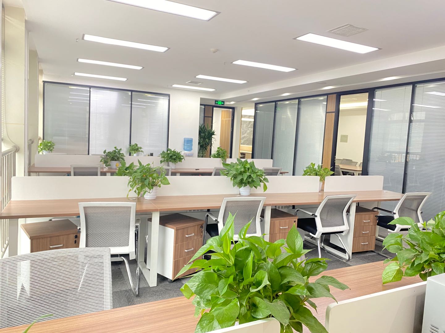 世纪城地铁四五百米 272平方 5隔间28工位 户型方正 带家具 首东置业办公室出租