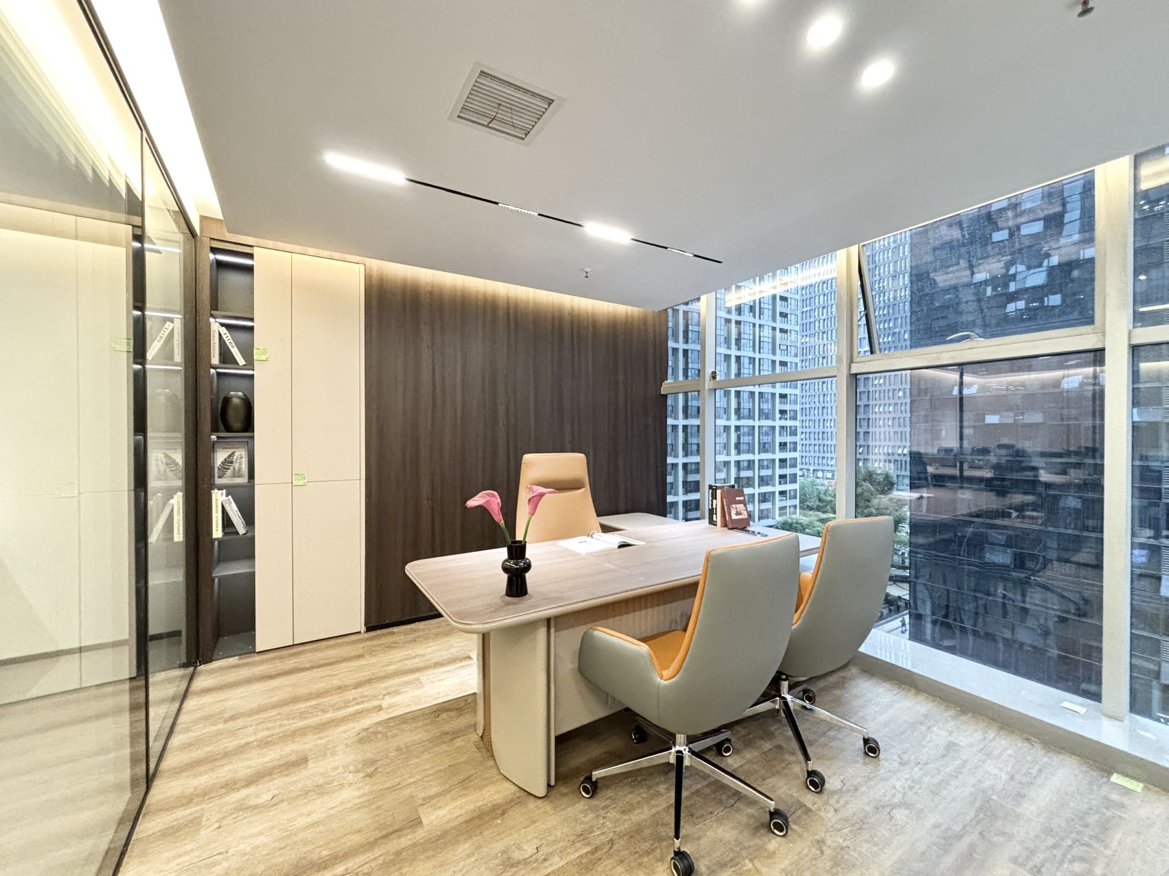 天府三街甲级精装电梯口房源 183平方 3隔间16工位 户型方正 接待装修风格 香年广场办公室出租