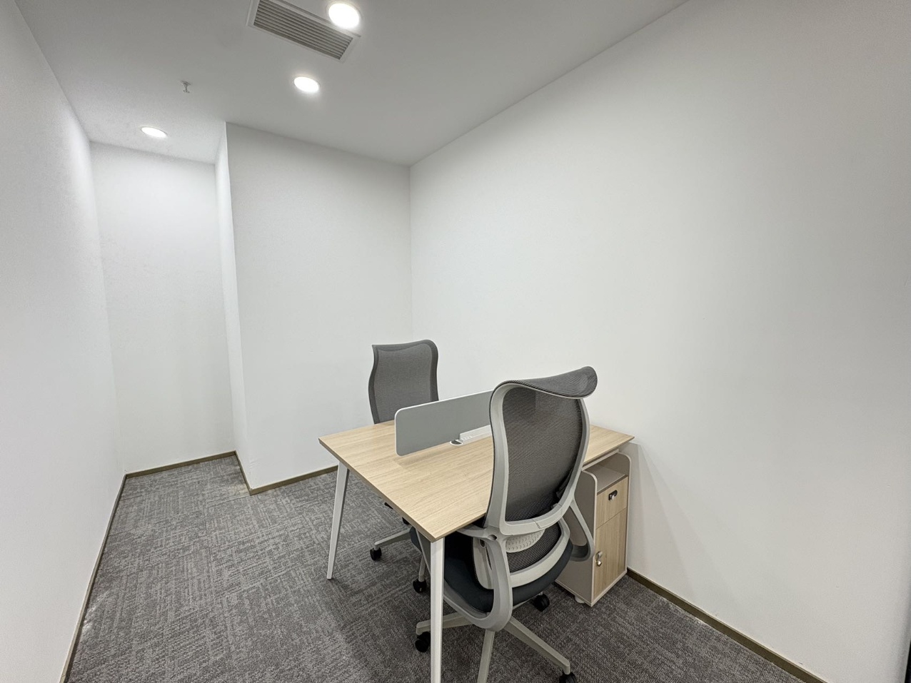 锦江区金石路附近 精装220平4隔间16工位 大小面积都有 物业含空调能耗 世纪广场办公室出租