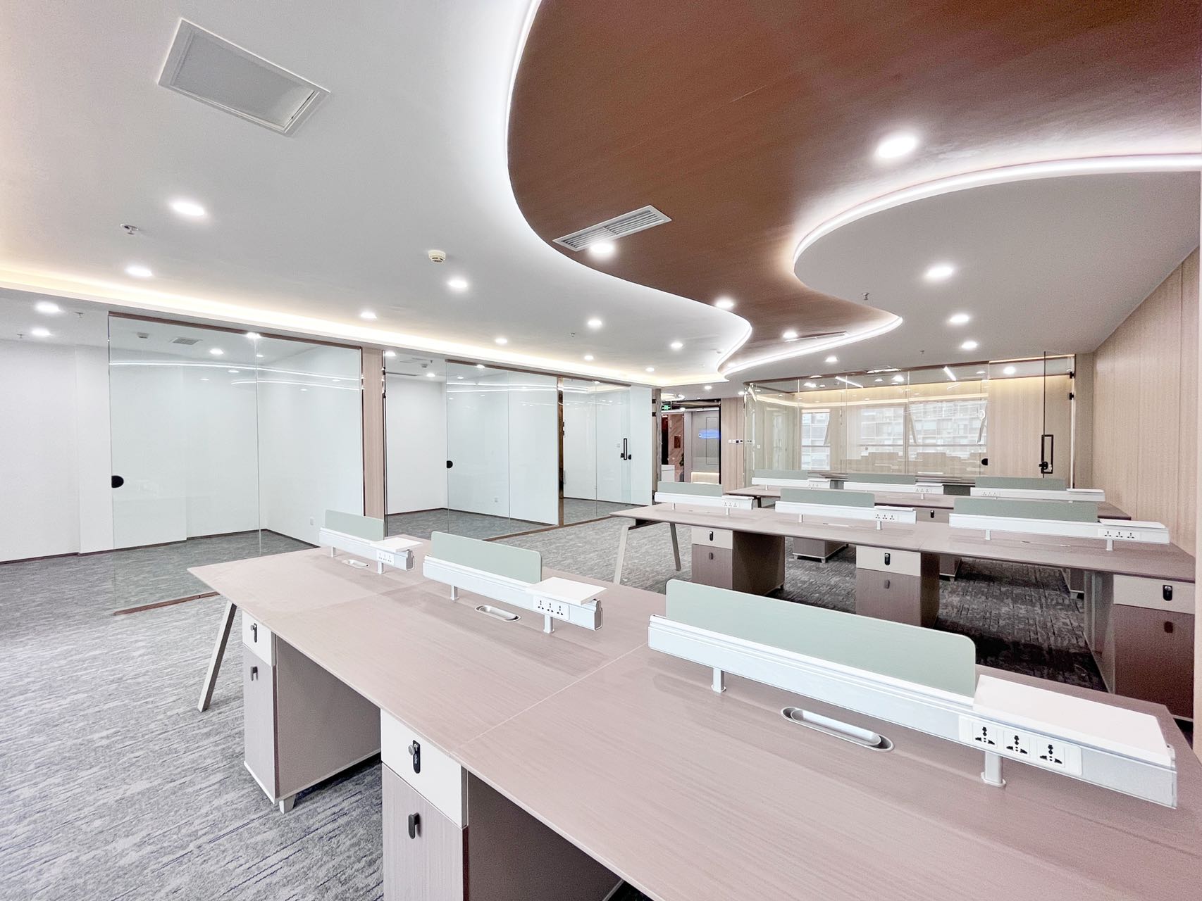 高新地铁附近 电梯口户型高区视野 服务面积312平 6隔间24工位 无加时费 精装带家具 茂业中心办公室出租