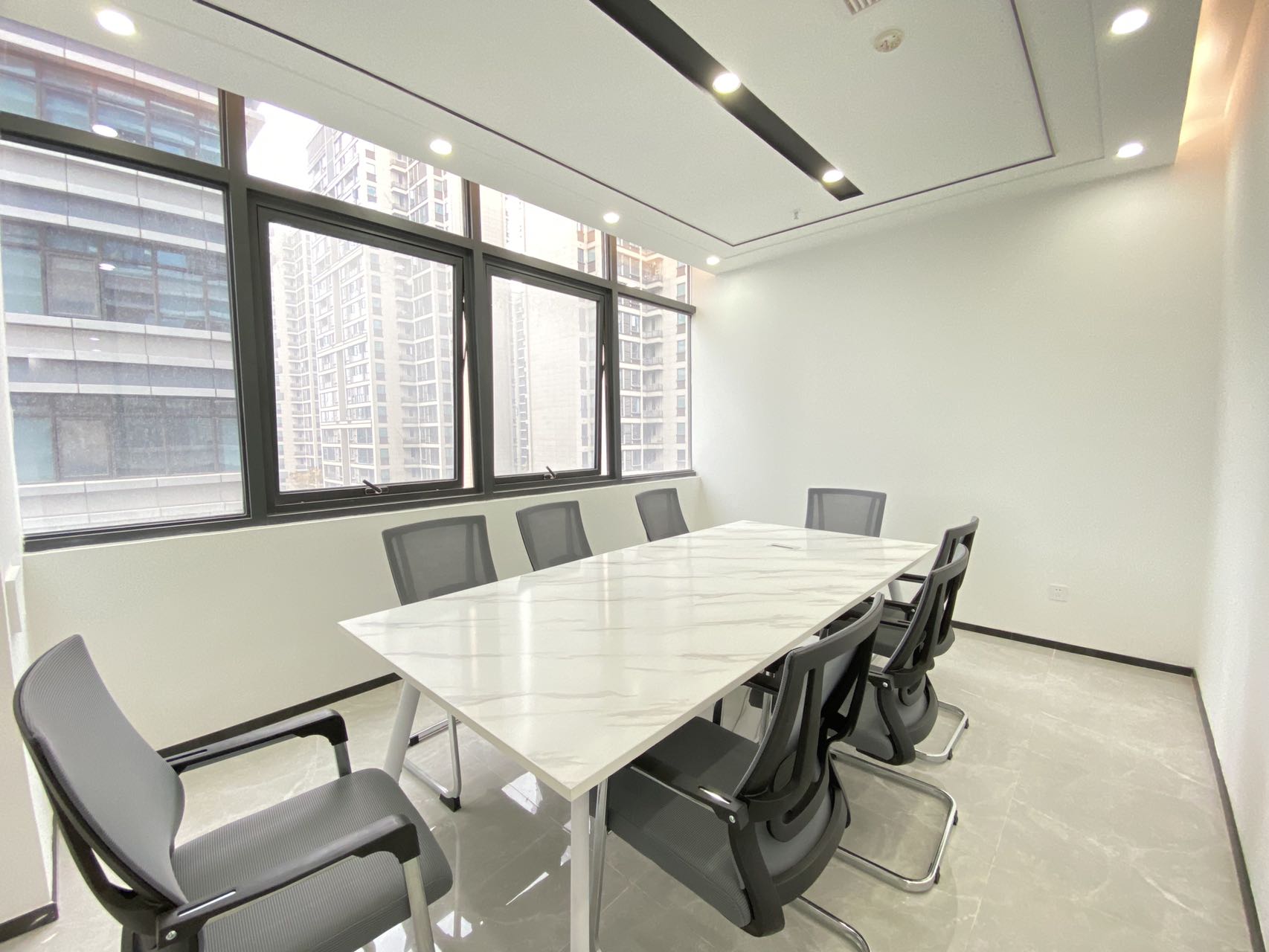 青羊区蔡桥地铁 服务面积257㎡ 4隔间120工位 拎包入住 户型方正 绿地跨贸港 成都办公室出租