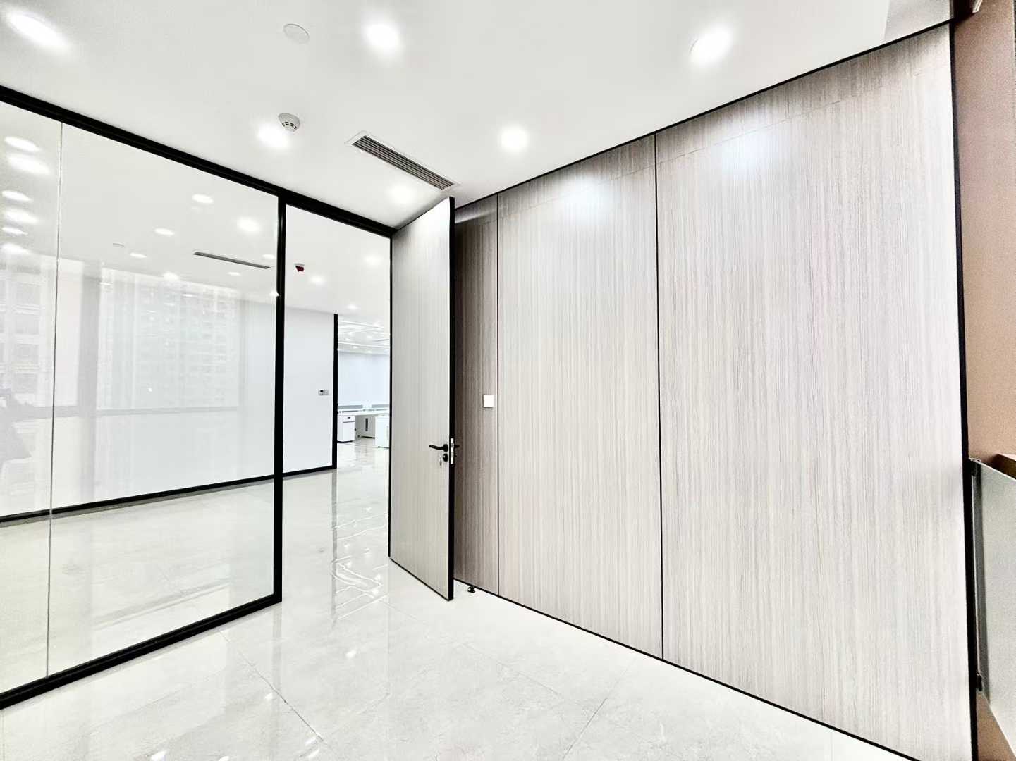 高新区世纪城地铁口双面采光优质户型 单价不到50元 370平 6隔间45工位 高区视野 东方希望天祥办公室出租