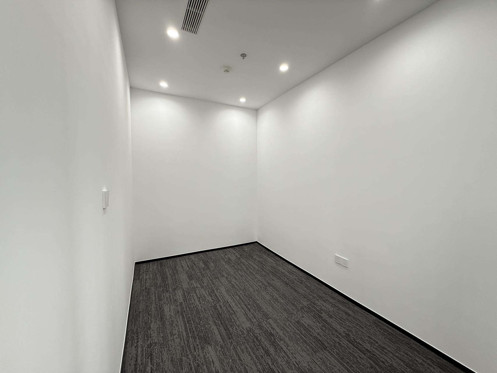 天府五街园区办公 自然氧吧园区精装现房 3隔间15工位 按套出租精装带家具 含物业费 软件园D4办公室出租