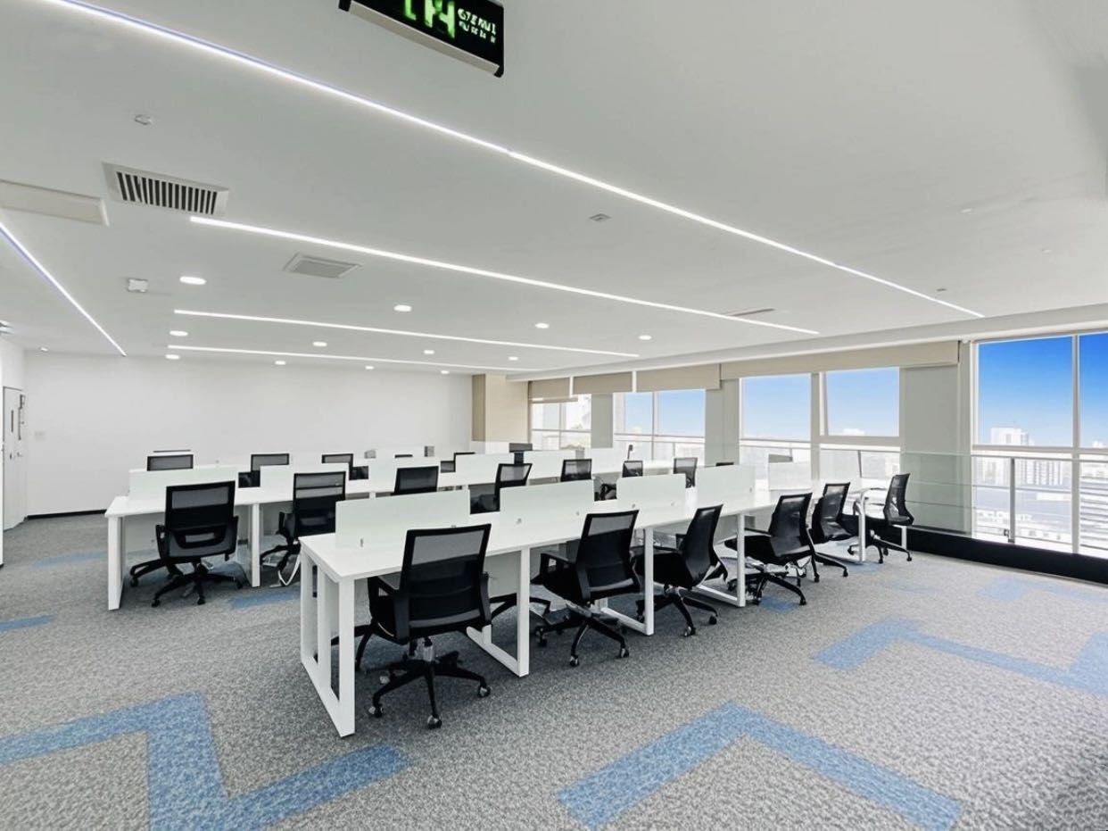 春熙路甲写楼盘 224平方 4隔间40个1米工位 精装带家具 朝东正对大熊猫 时代广场办公室出租