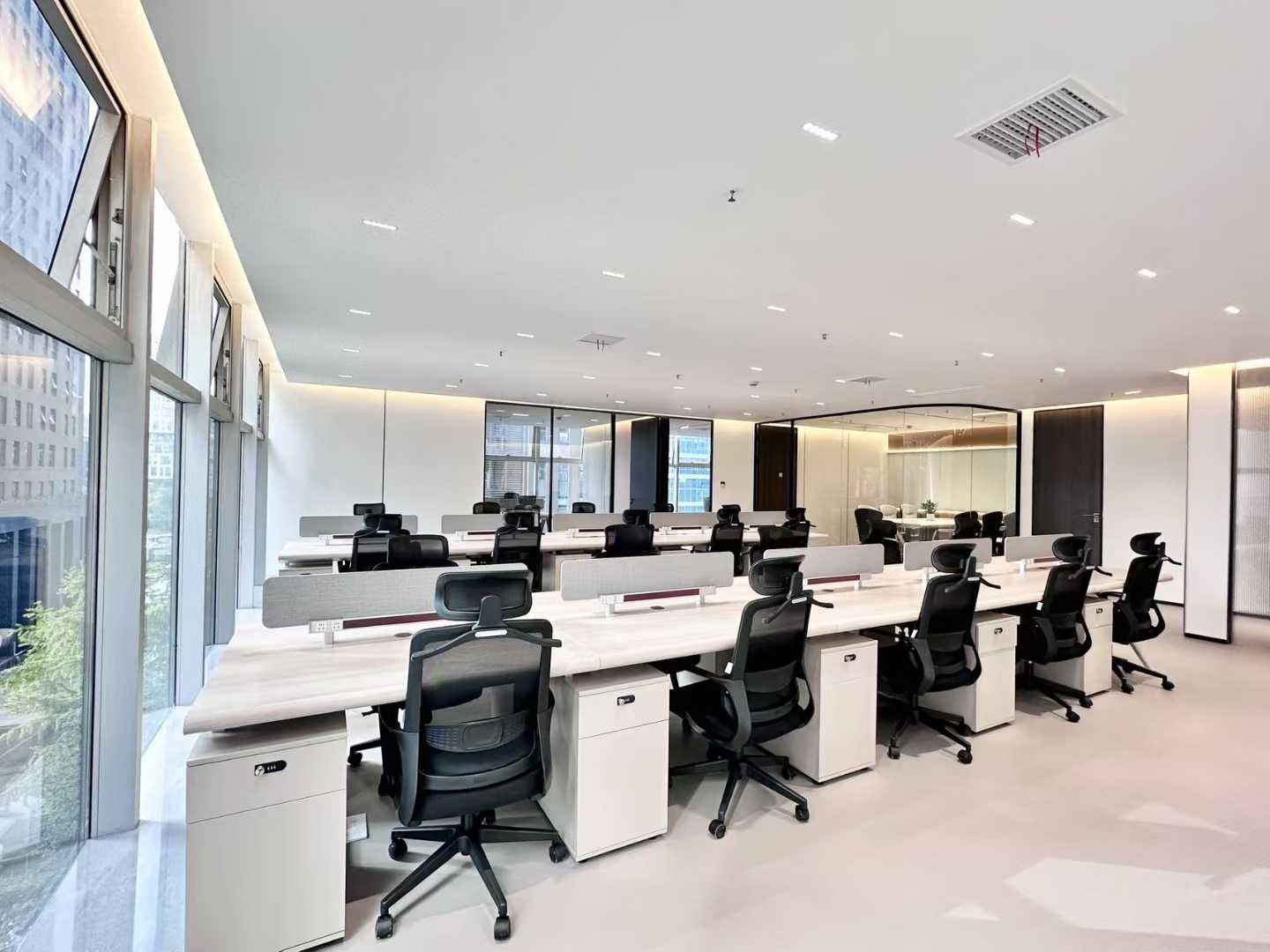 天府三街甲级电梯口户型 258平方 3隔间30工位带储物间茶水间 采光面大 香年广场办公室出租