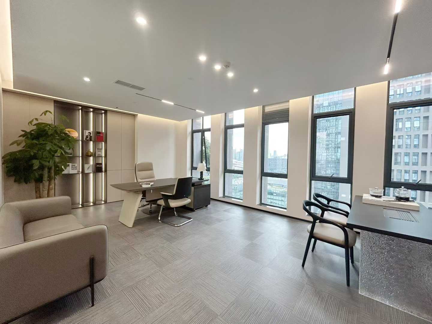 航兴国际楼栋天花板装修 332平 4隔间2储物29工位带前台 报价75元 价格可聊 写字楼出租