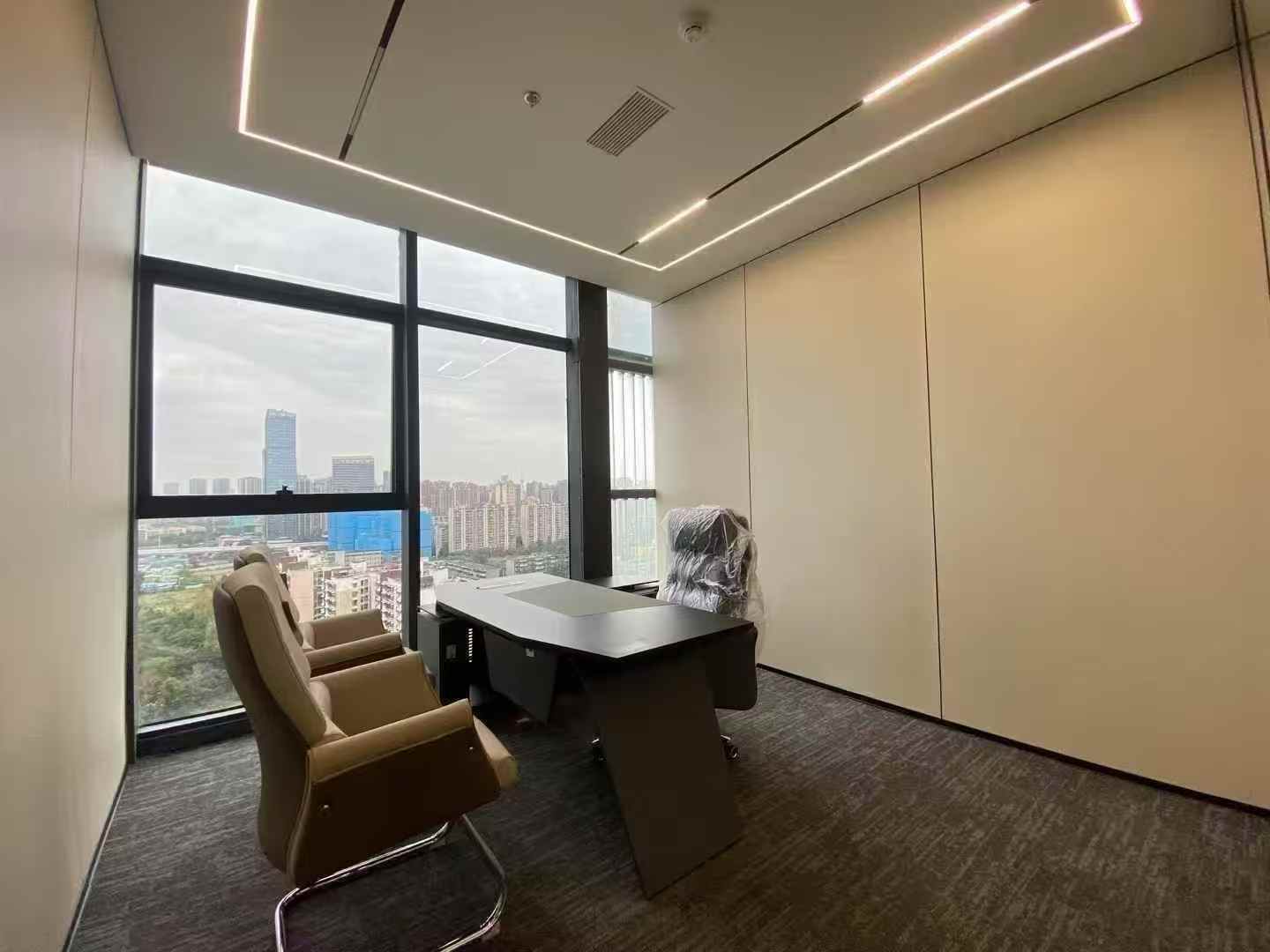 成华区8号线十里店地铁口 268平方 4隔间30工位 24小时空调 视野巴适 龙腾广场办公室出租