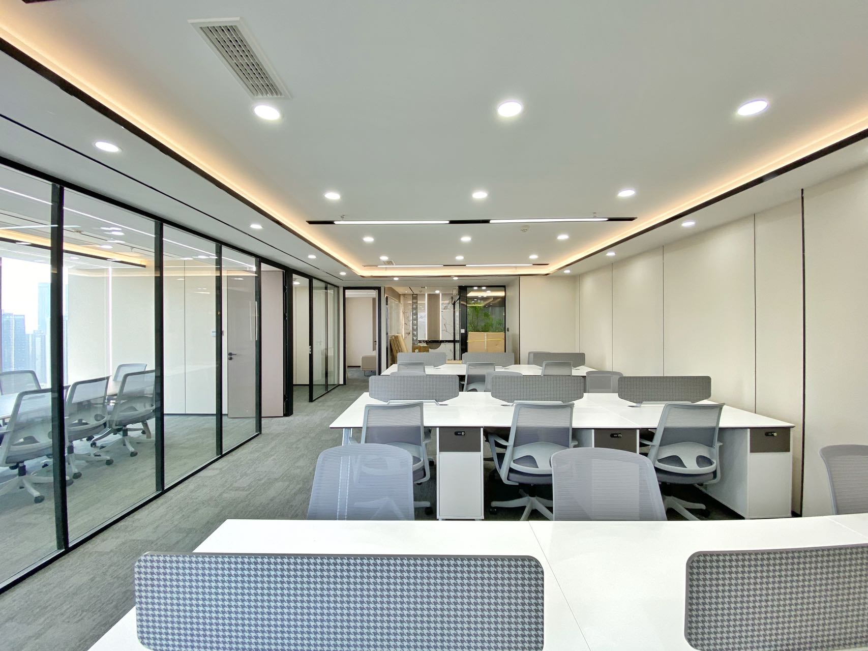 锦江区东门大桥地铁口 按套出租4隔间18工位 24小时空调 双面采光 东方广场办公室出租