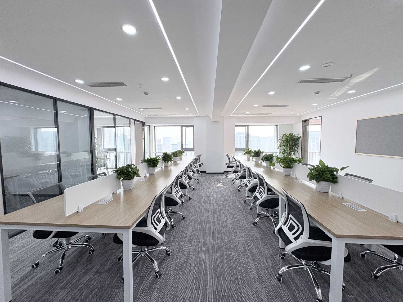 金牛区紧邻2环 265平方 5隔间23工位 高区视野巴适 精装带家具 地铁口 迈里中心办公室出租