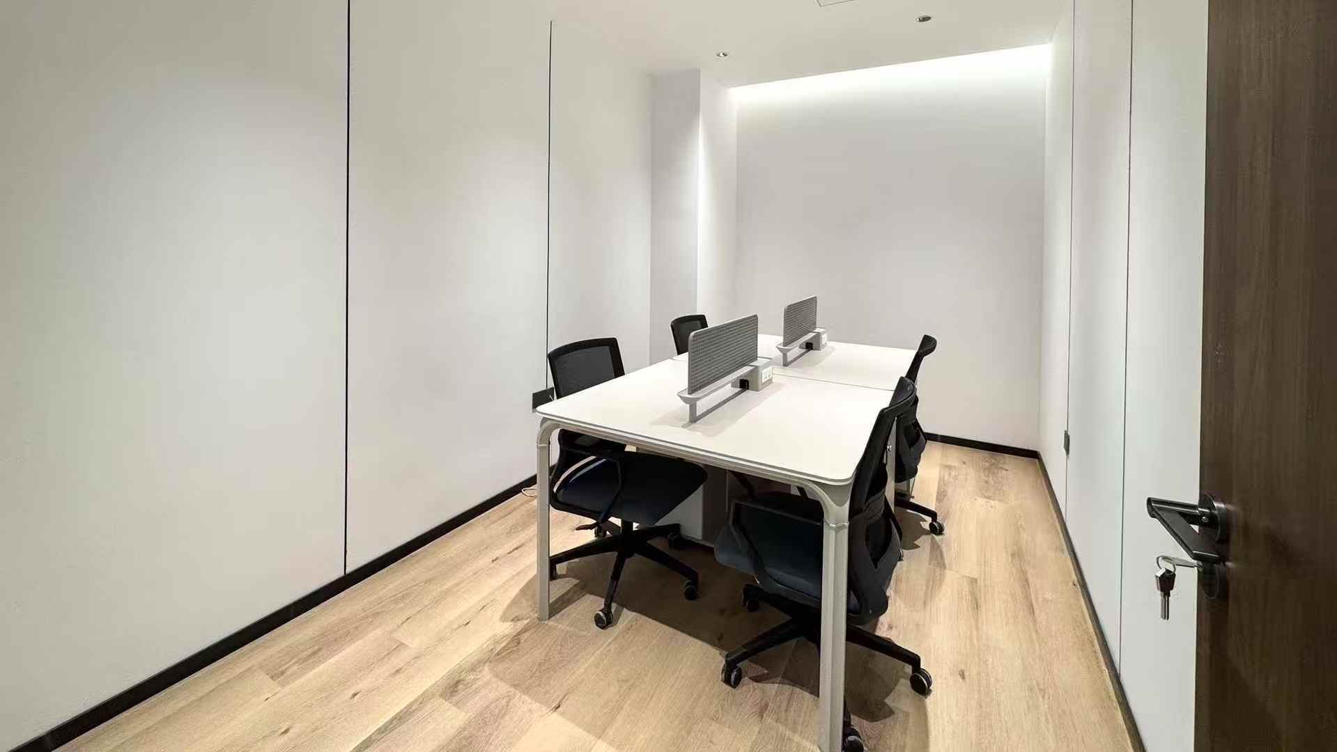 高新区孵化园三地铁交汇 交通方便 206平方 3隔间30工位 24小时空调 含物业费 东南双面采光 奥克斯广场办公室出租