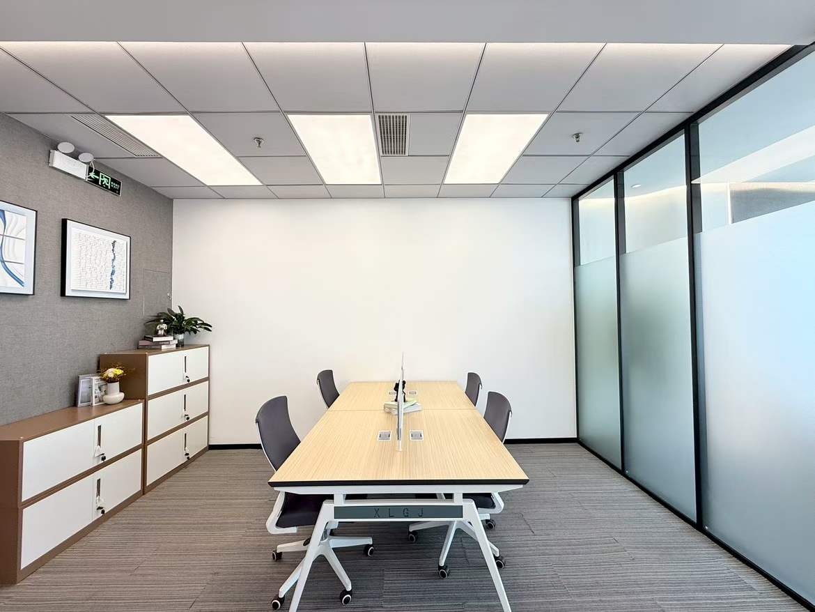 市中心东门大桥地铁口 紧邻春熙路 精品小面积3 隔间12工位 精装带家具 高区看河 时代8号办公室出租